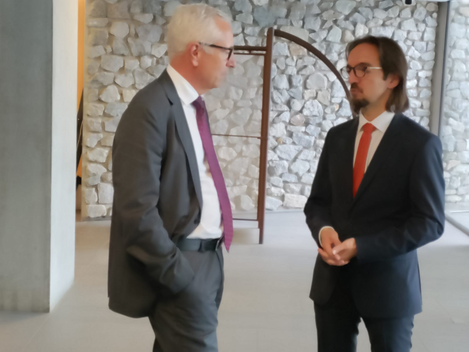 Gétaz i Riba conversen abans de la conferència.