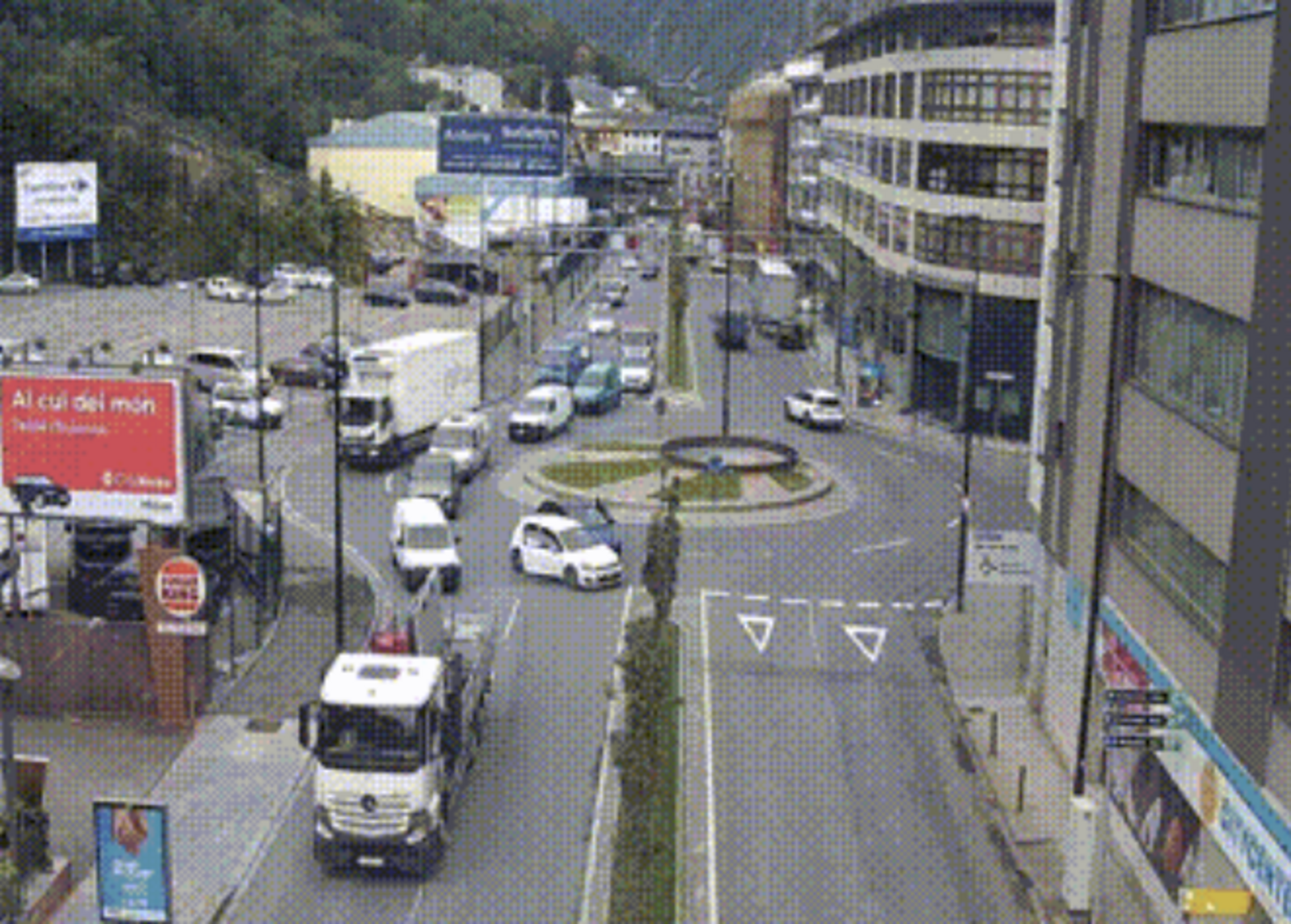 Els dos cotxes que han picat han quedat al mig del punt rodó.