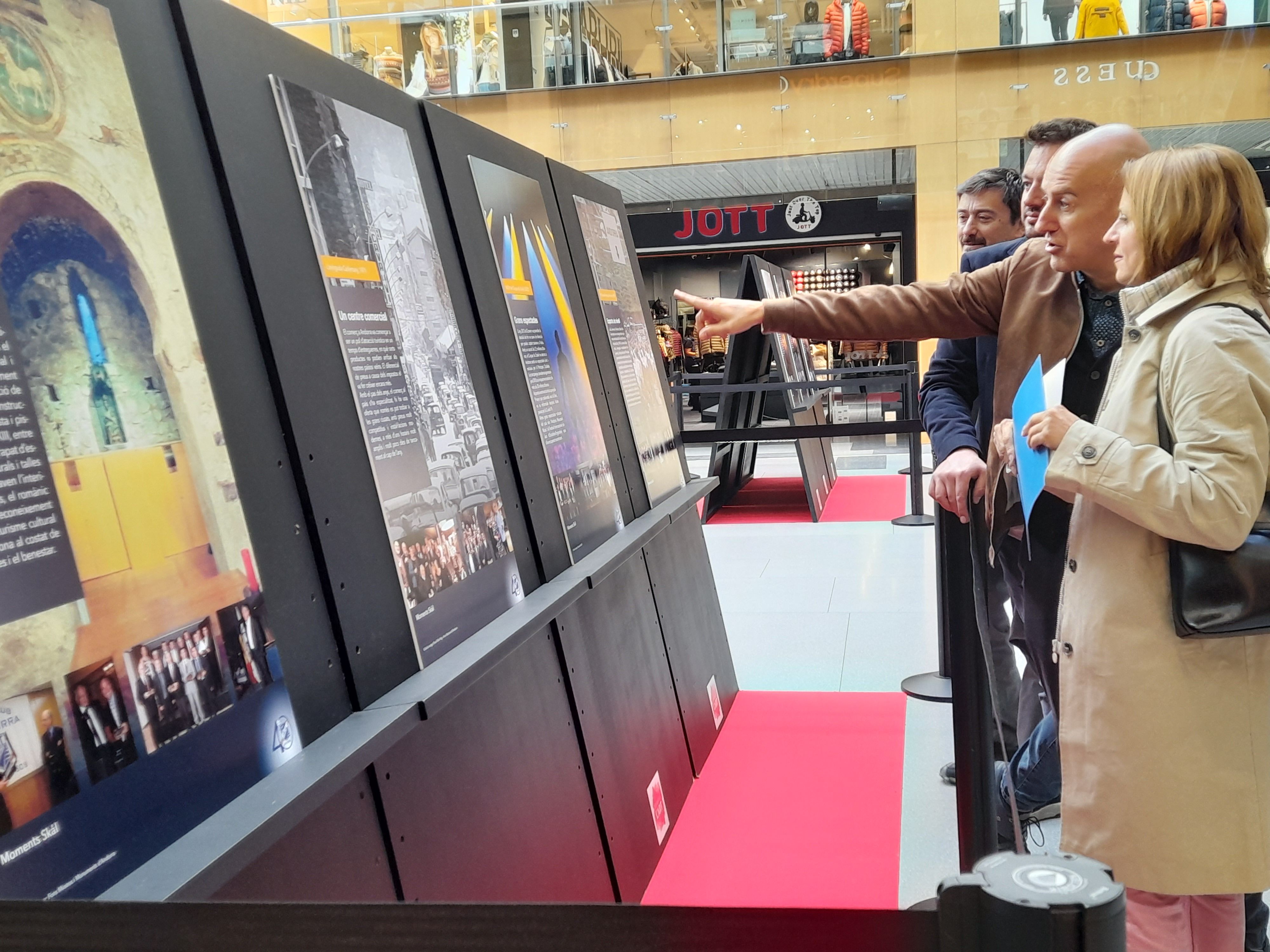 Els cònsol d'Escaldes-Engordany en l'exposició.