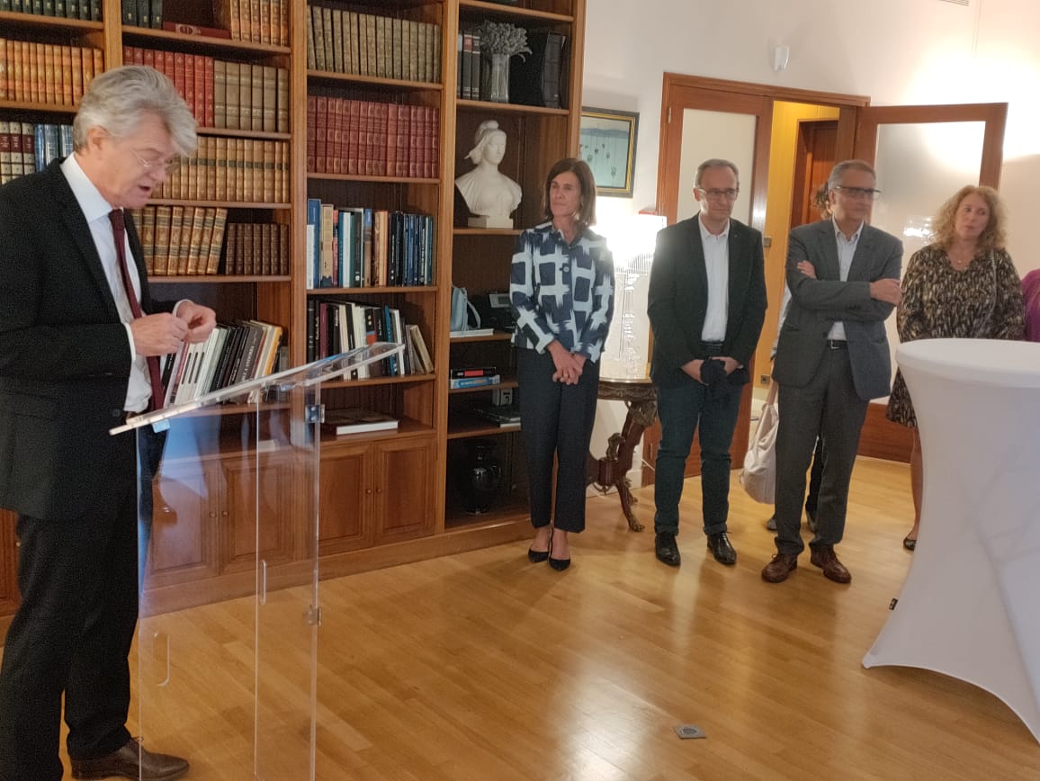 L'ambaixador de França, Jean-Claude Tribolet durant l'acte de benvinguda als assistents.