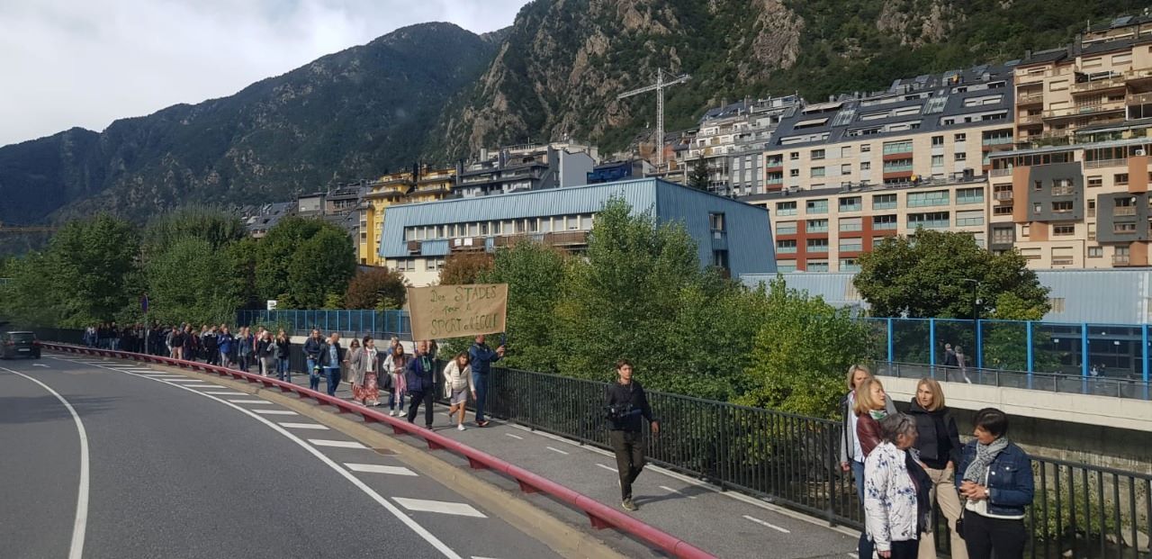 La manifestació al seu pas per l'avinguda Salou.
