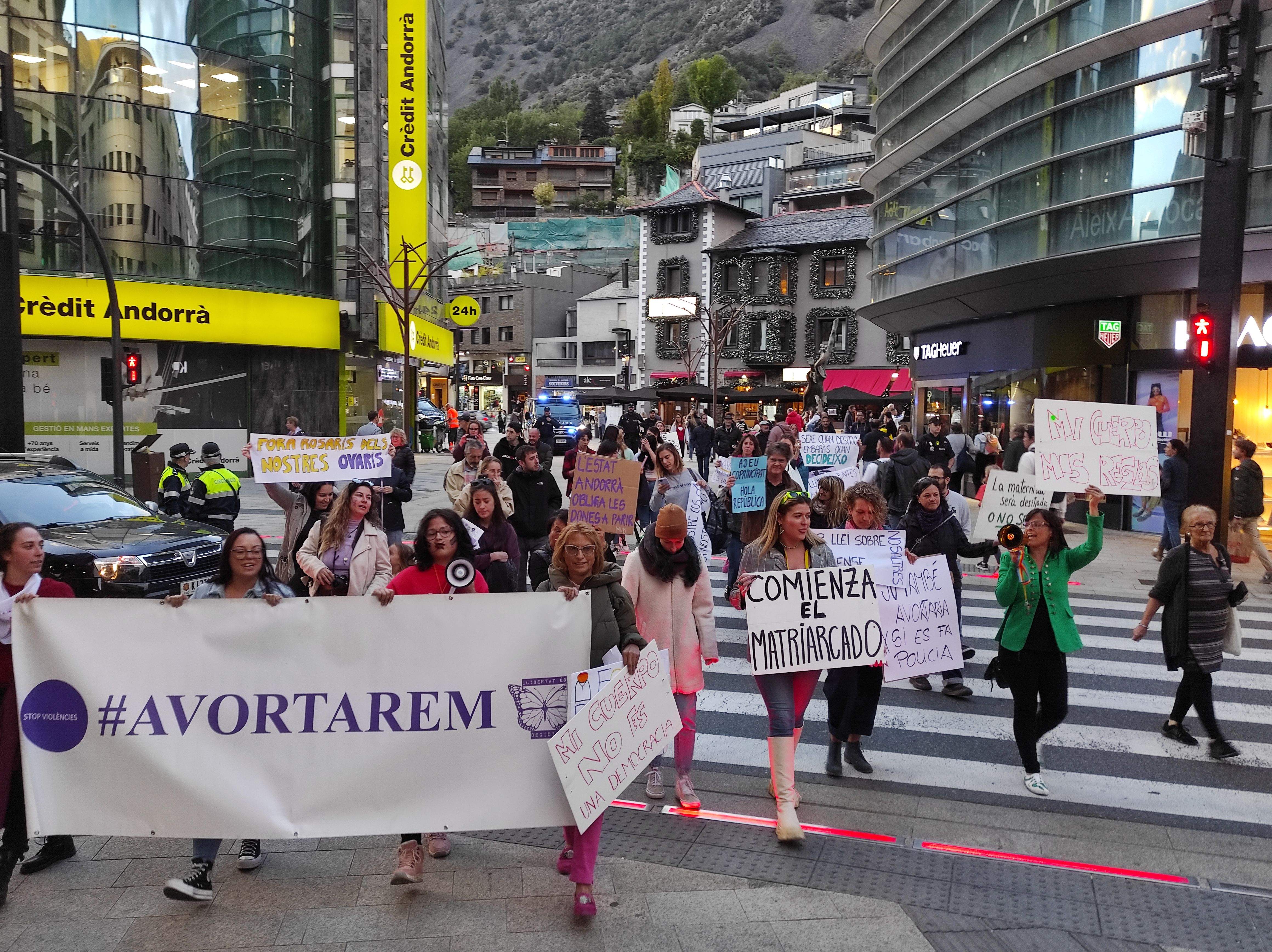 La manifestació travessa el carrer Bonaventura Armengol.