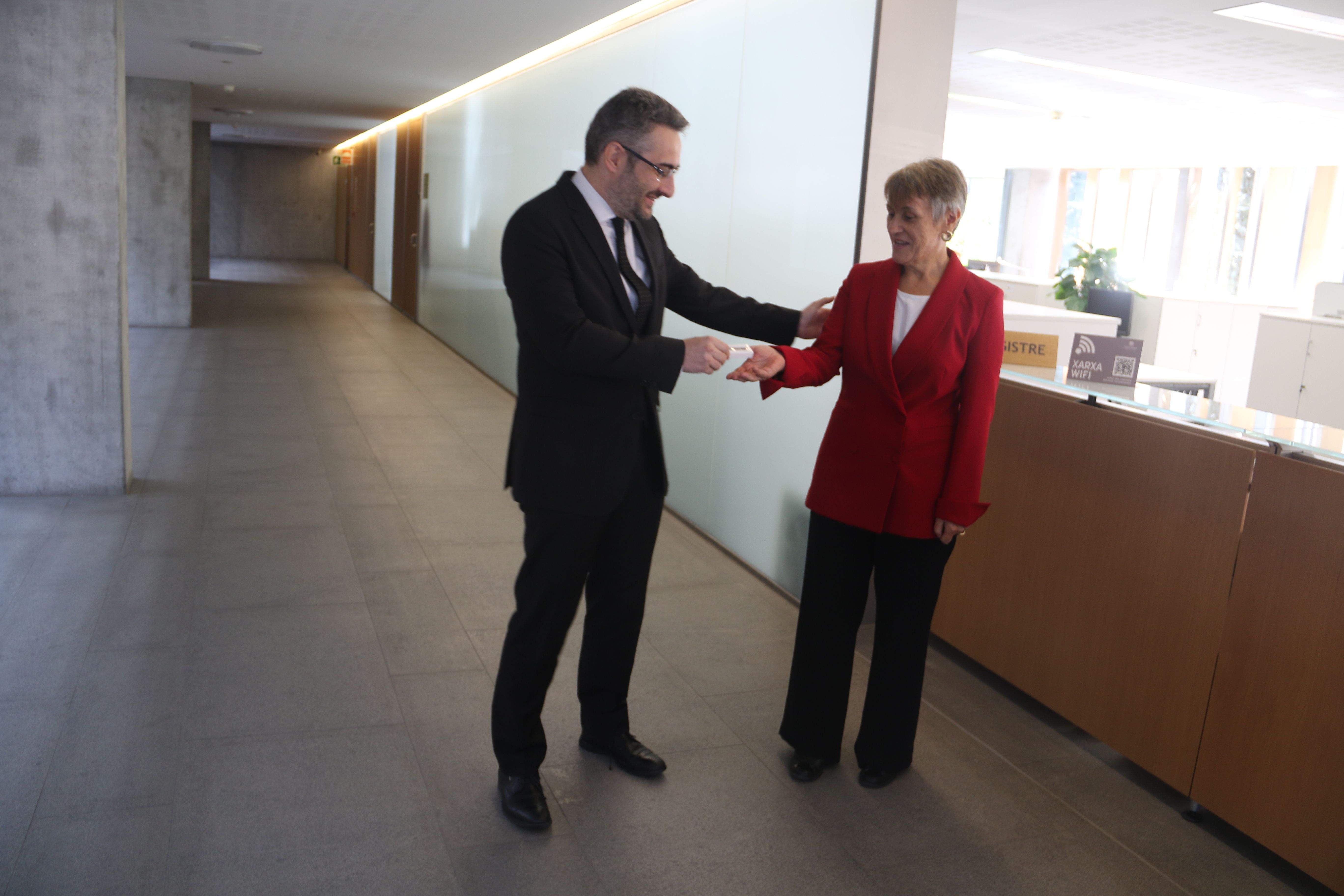 Jover lliura el projecte de pressupost a la síndica Roser Suñé.