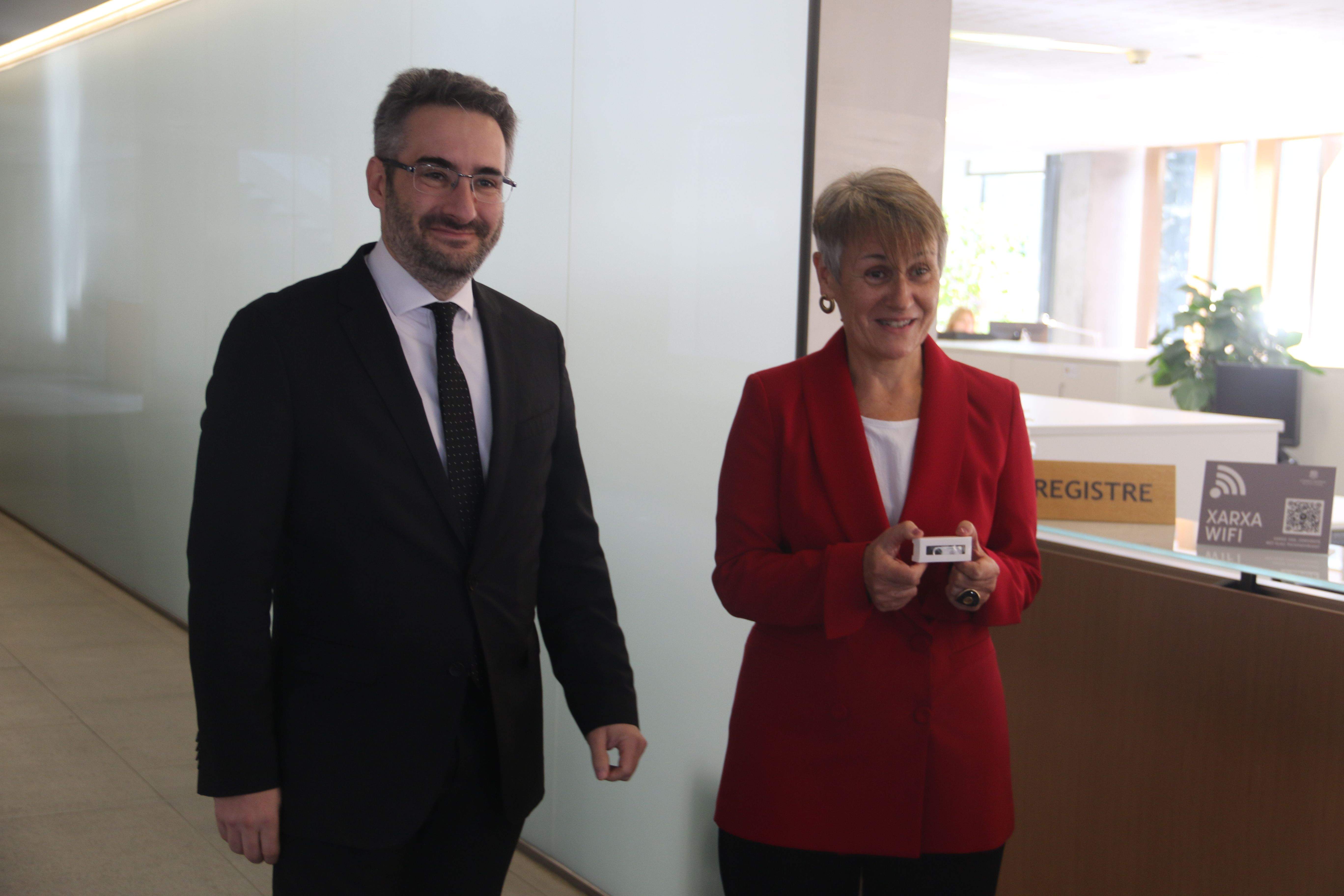 L'ex ministre Eric Jover i la síndica general el dia de la presentació del pressupost al Consell.
