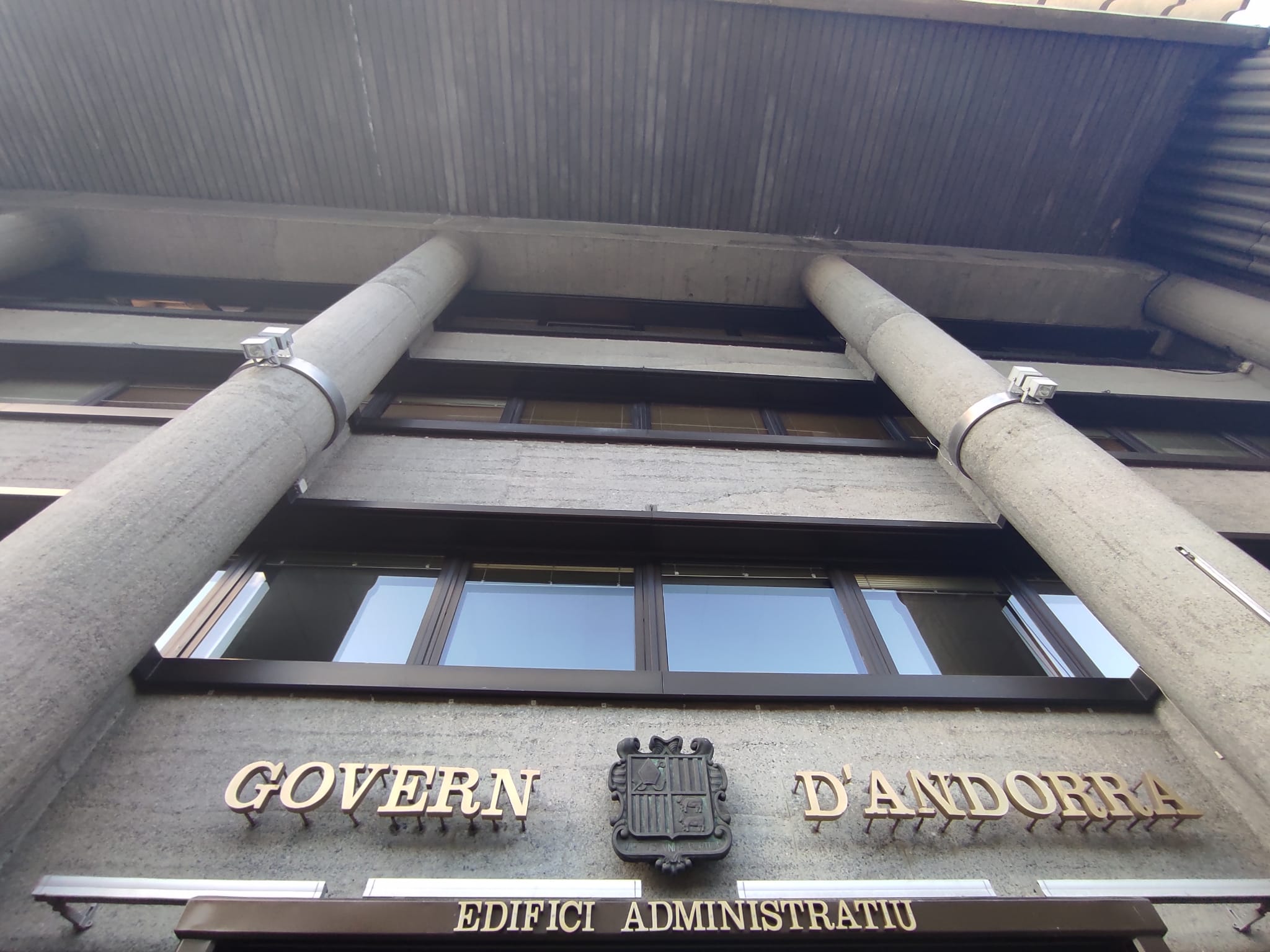 Una imatge de la façana de l'edifici de Govern al carrer Prat de la Creu.