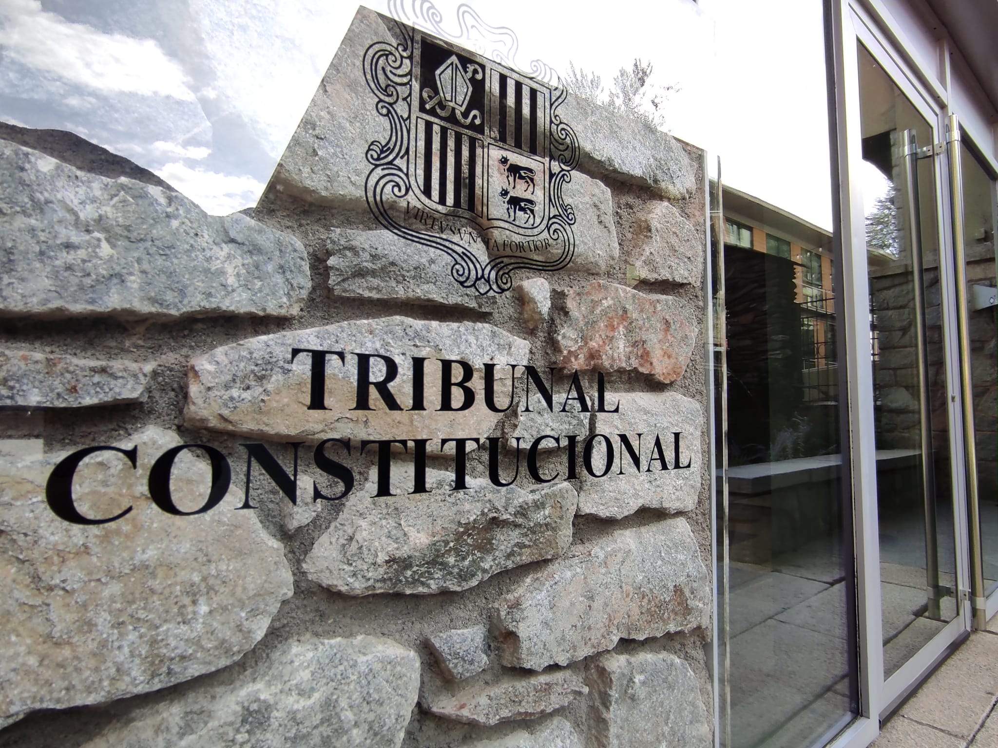 La placa a la seu del TC.