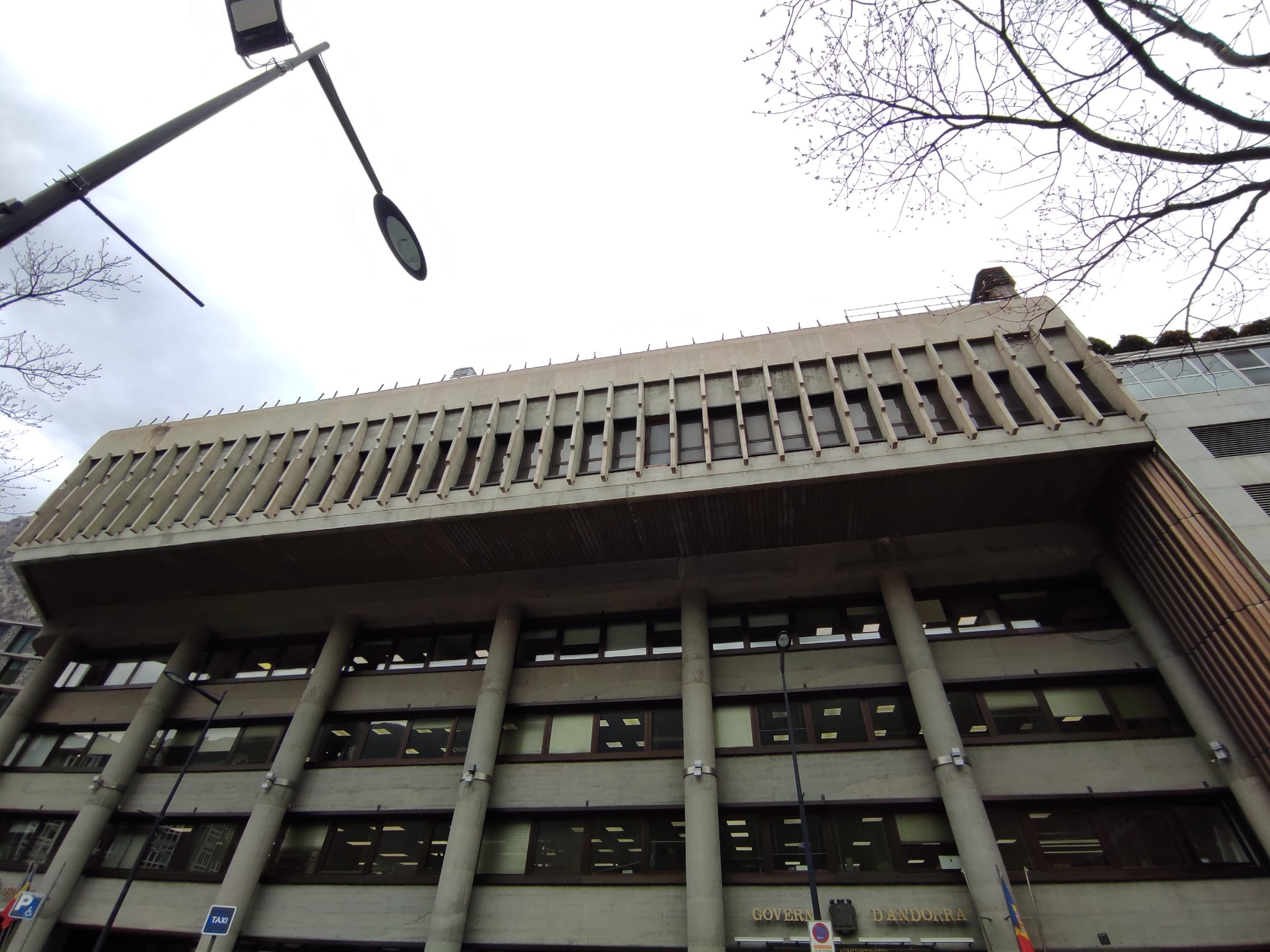 L'edifici administratiu de Govern a Prat de la Creu.