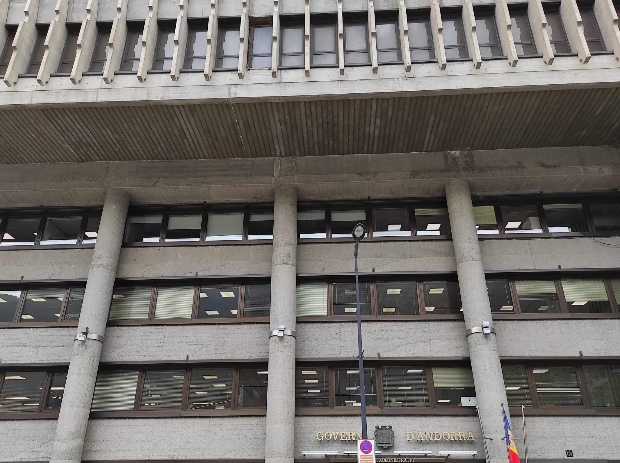 Façana de l'edifici administratiu de Govern al carrer Prat de la Creu.