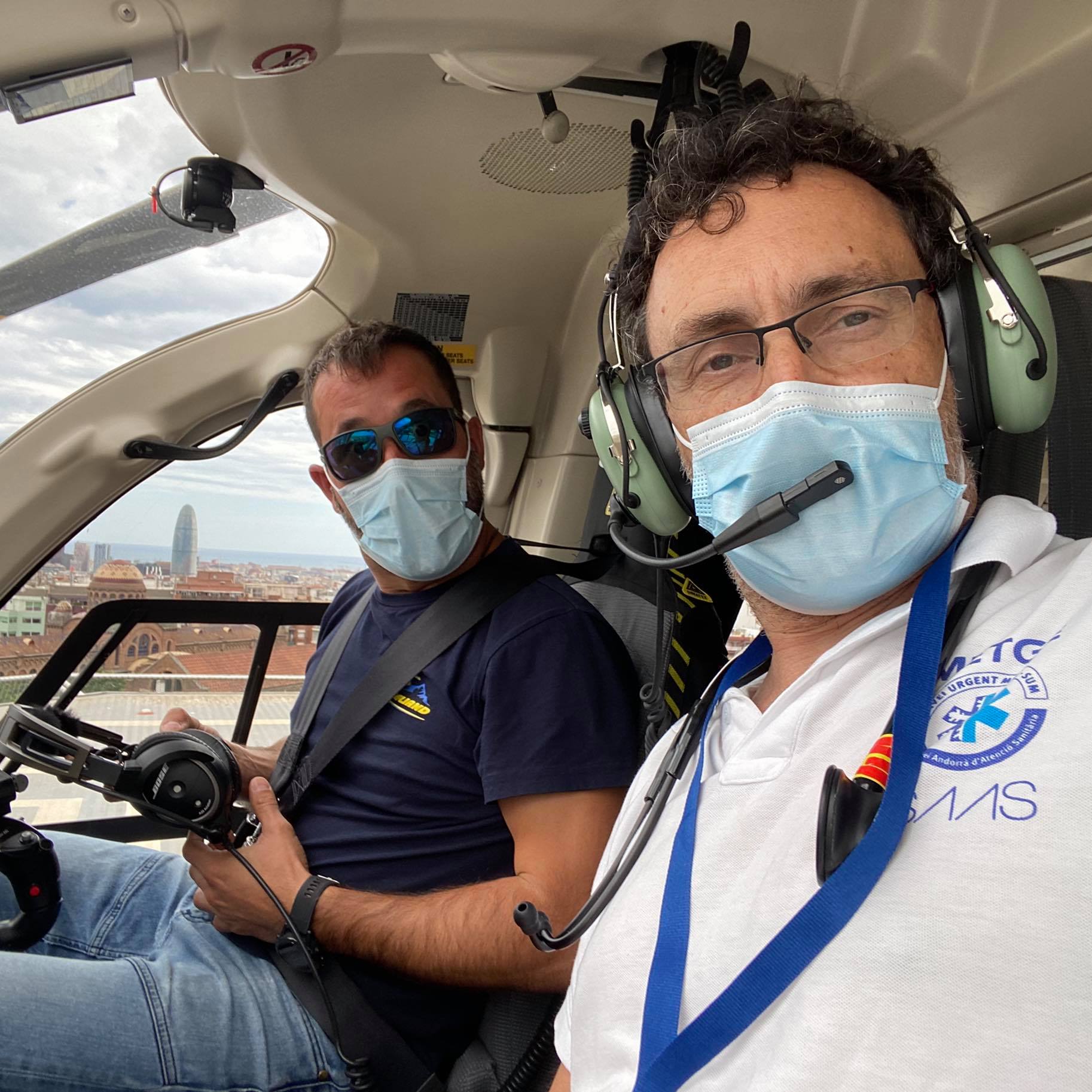 Jordi Samsó, a la dreta, en un servei d'helicòpter.