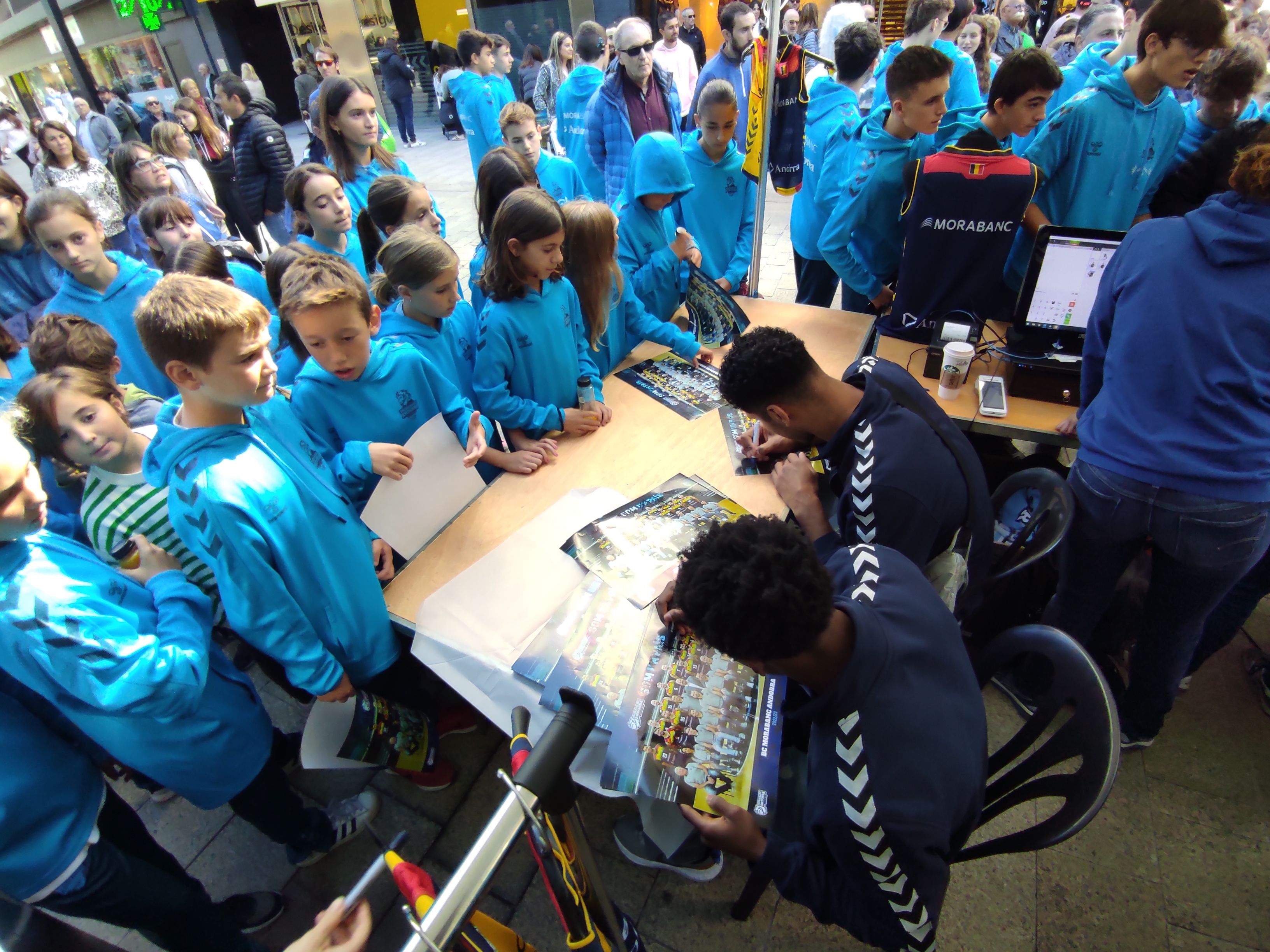 Micah Speight i Felipe dos Anjos signant autògrafs.