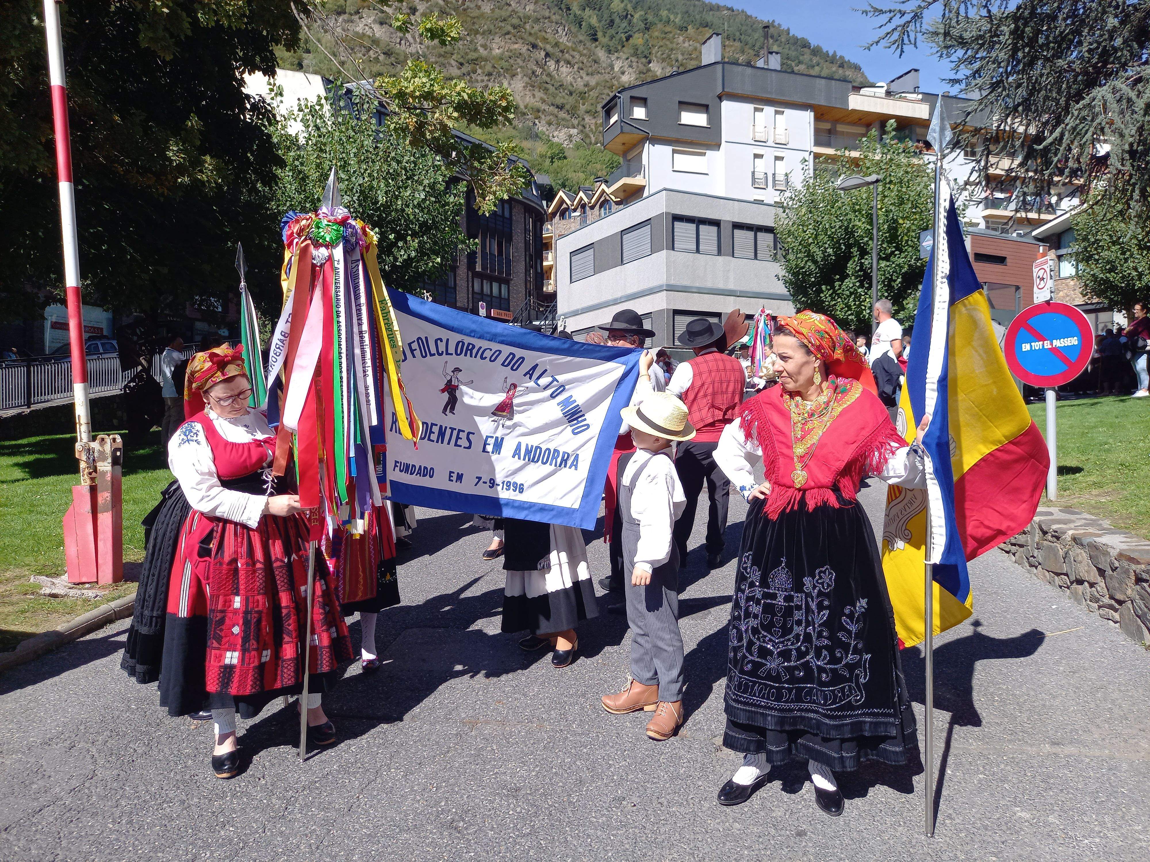 Un grup de participants en la desfilada poc abans de començar-la.