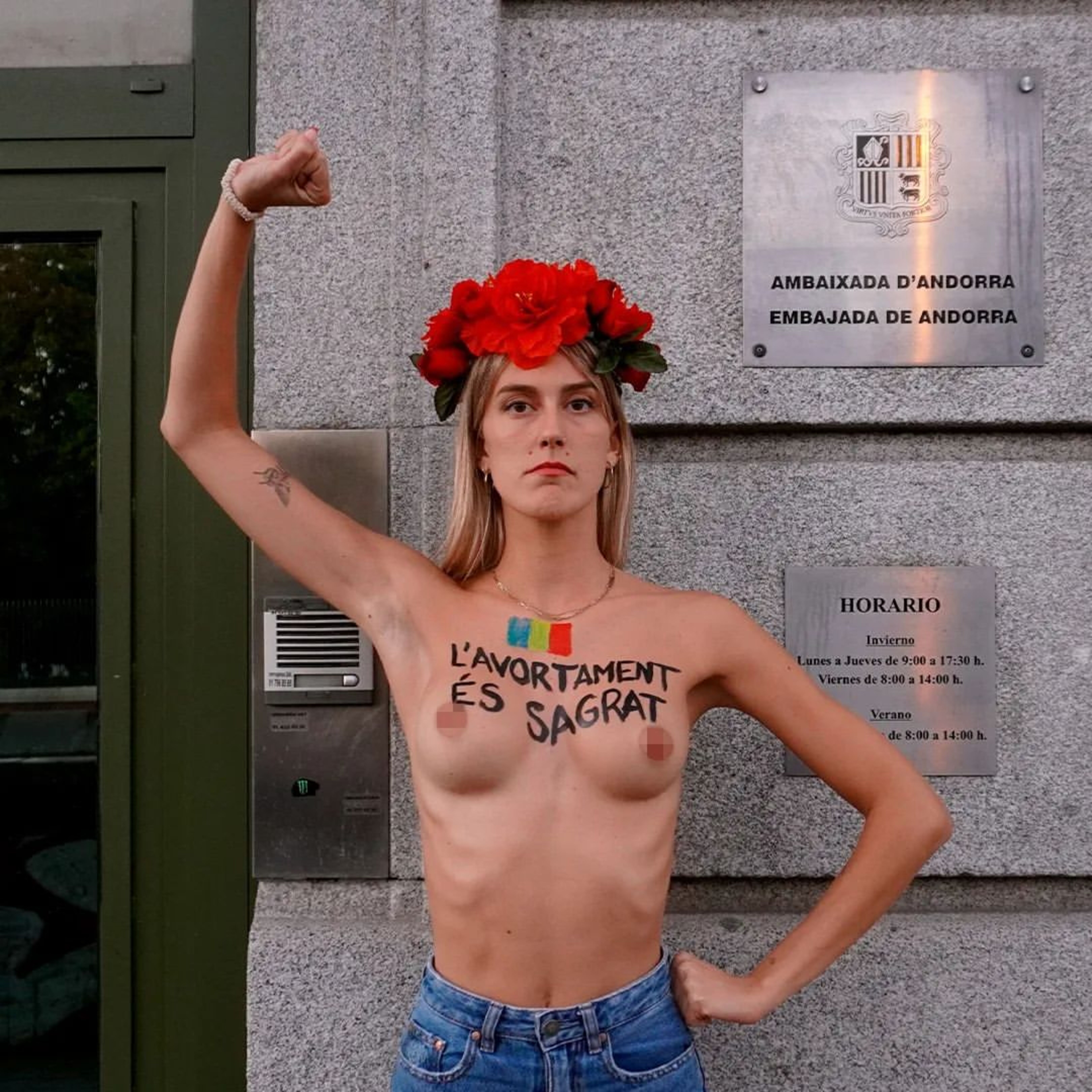 La imatge de l'activista de Femen davant l'ambaixada.