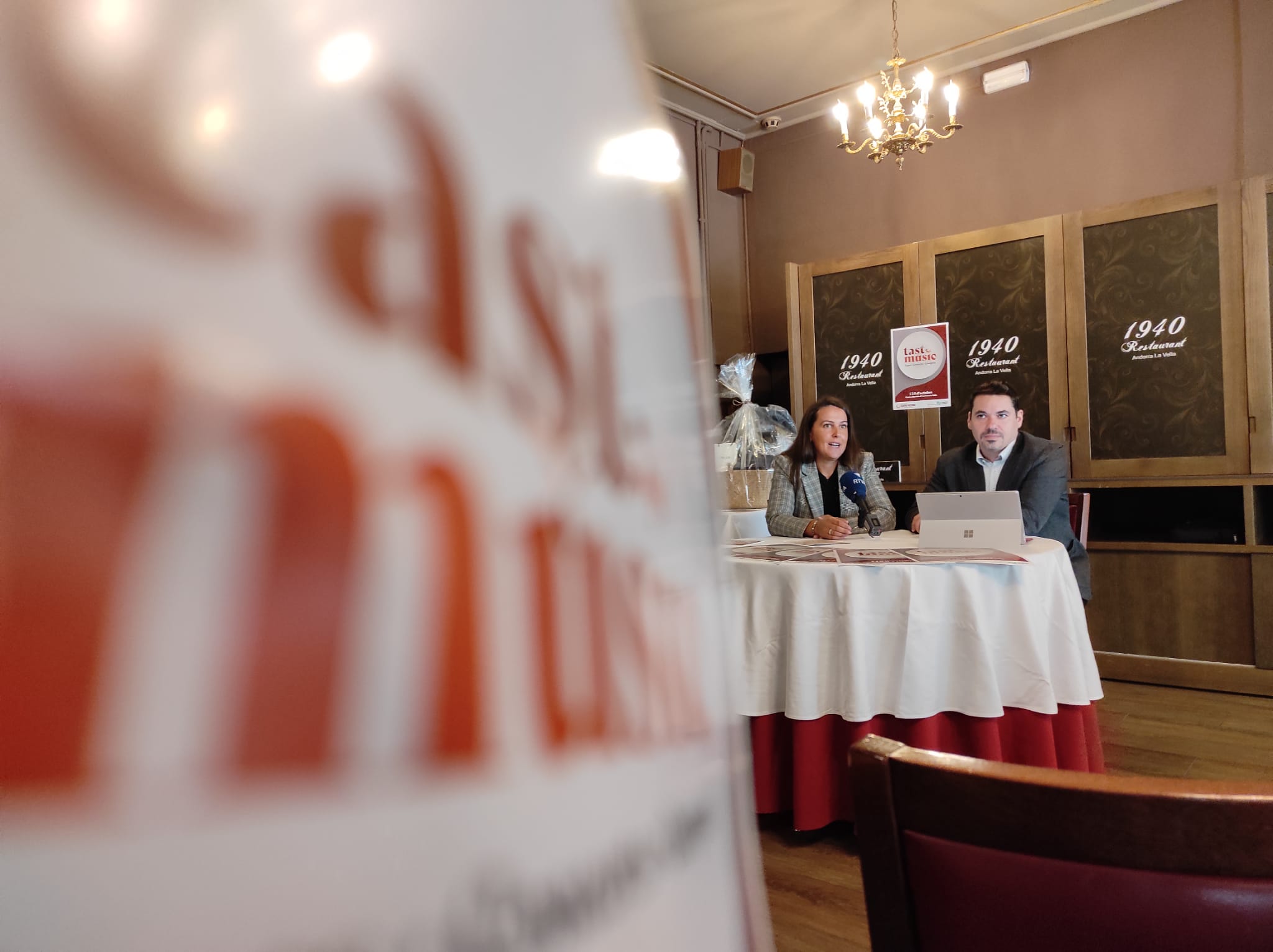 Ana Cerezo i Eduard Tomàs durant la compareixença.