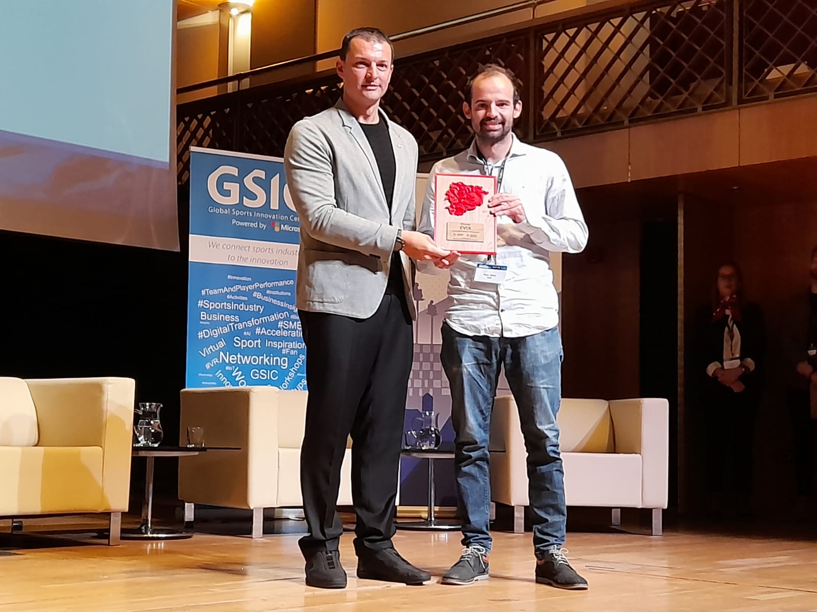 Gallardo entregant el reconeixement de guanyador a Marc Millet.