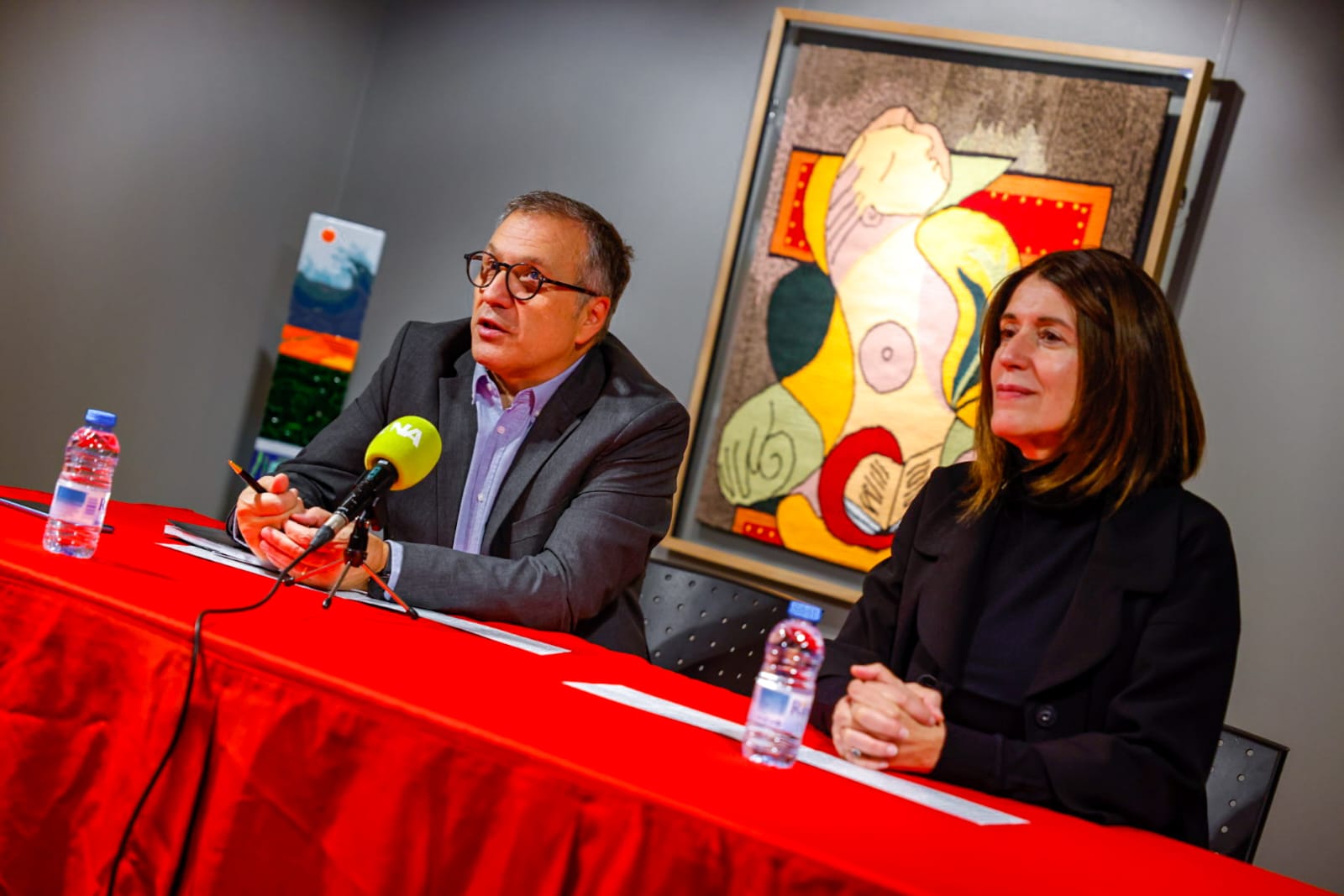 Valenti Closa i Anna Garcia donant explicacions de les jornades.