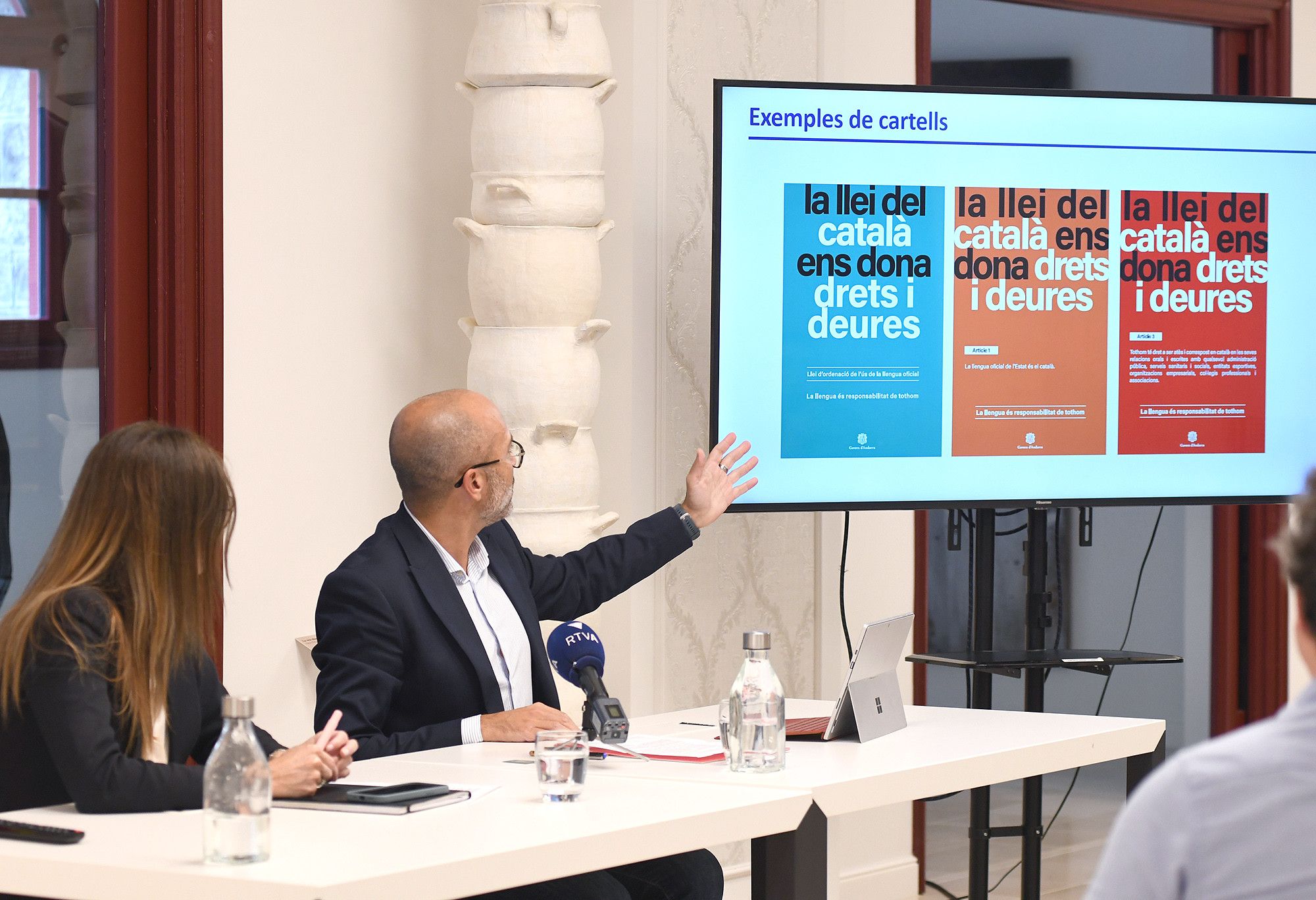 Sílvia Riva i Joan Sans durant la presentació de la darrera campanya de promoció de l'ús del català.