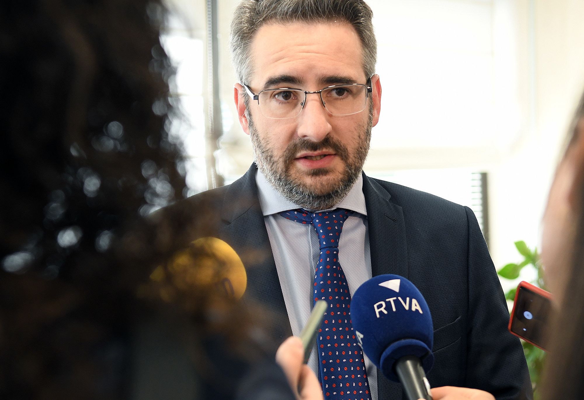 Jover, atenent als mitjans al seu despatx.