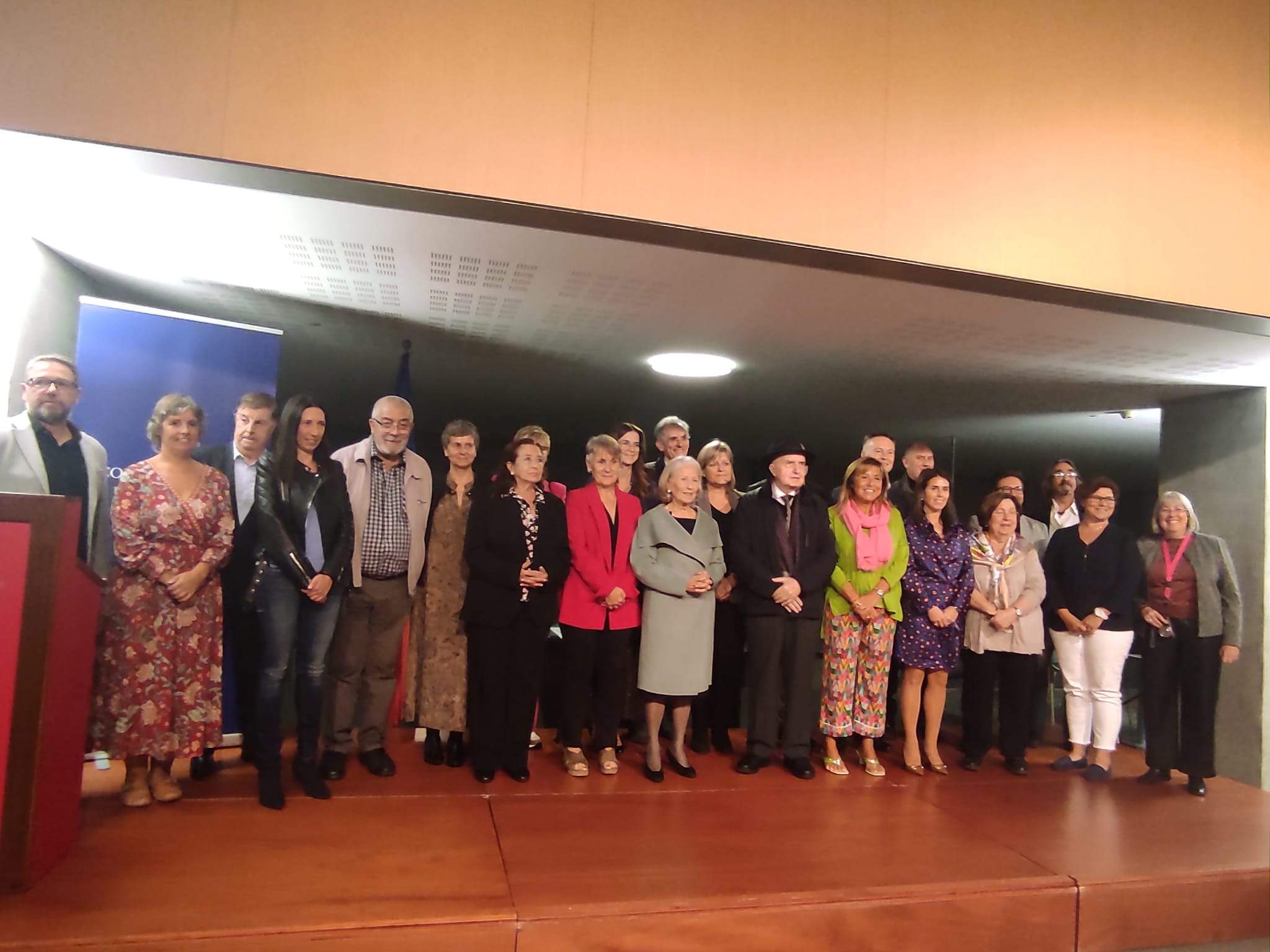 Premiats, organitzadors, avaladors dels guardonats i autoritats en la foto de família.