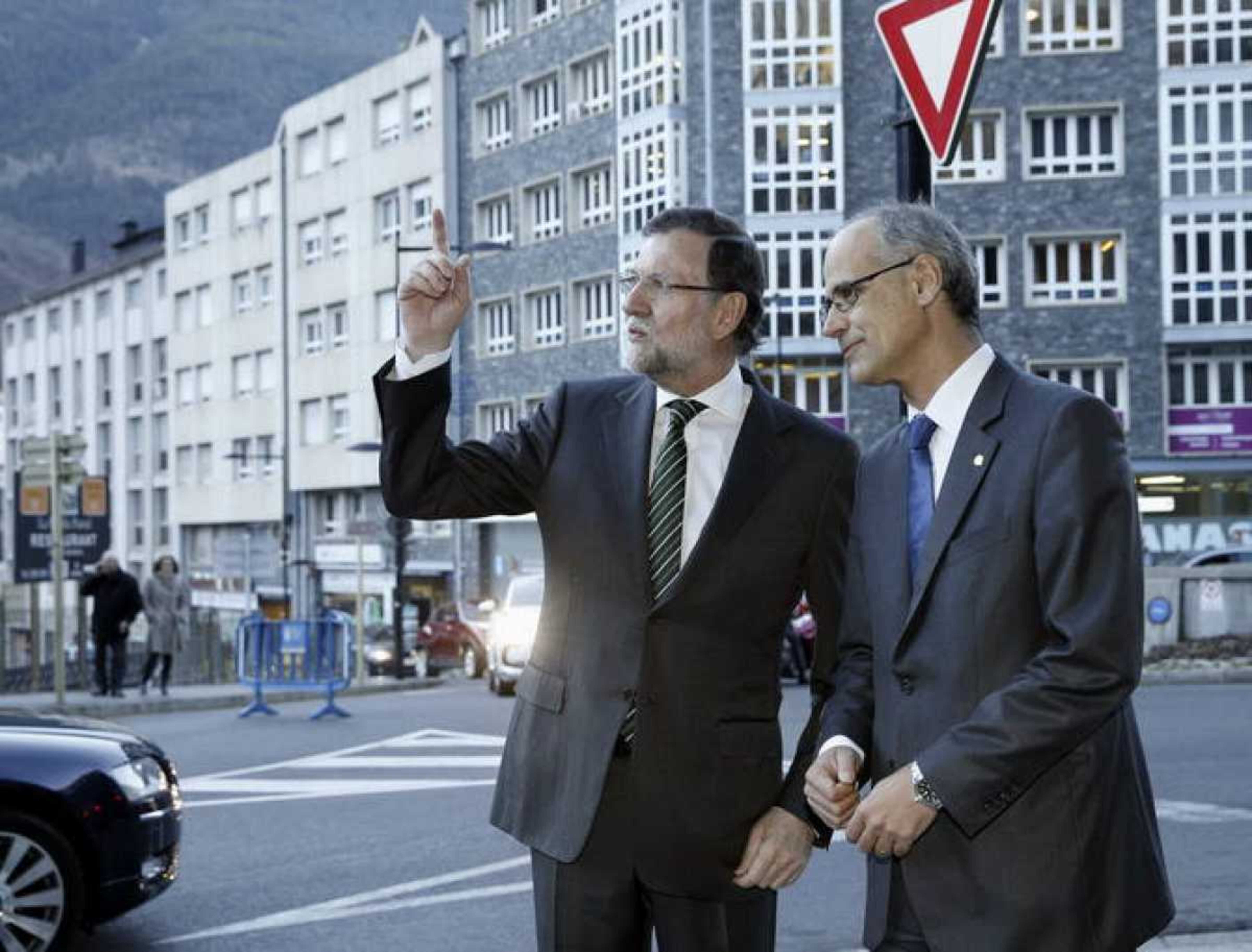 Mariano Rajoy amb Toni Martí davant la seu de Govern quan el primer va visitar Andorra el gener del 2015.