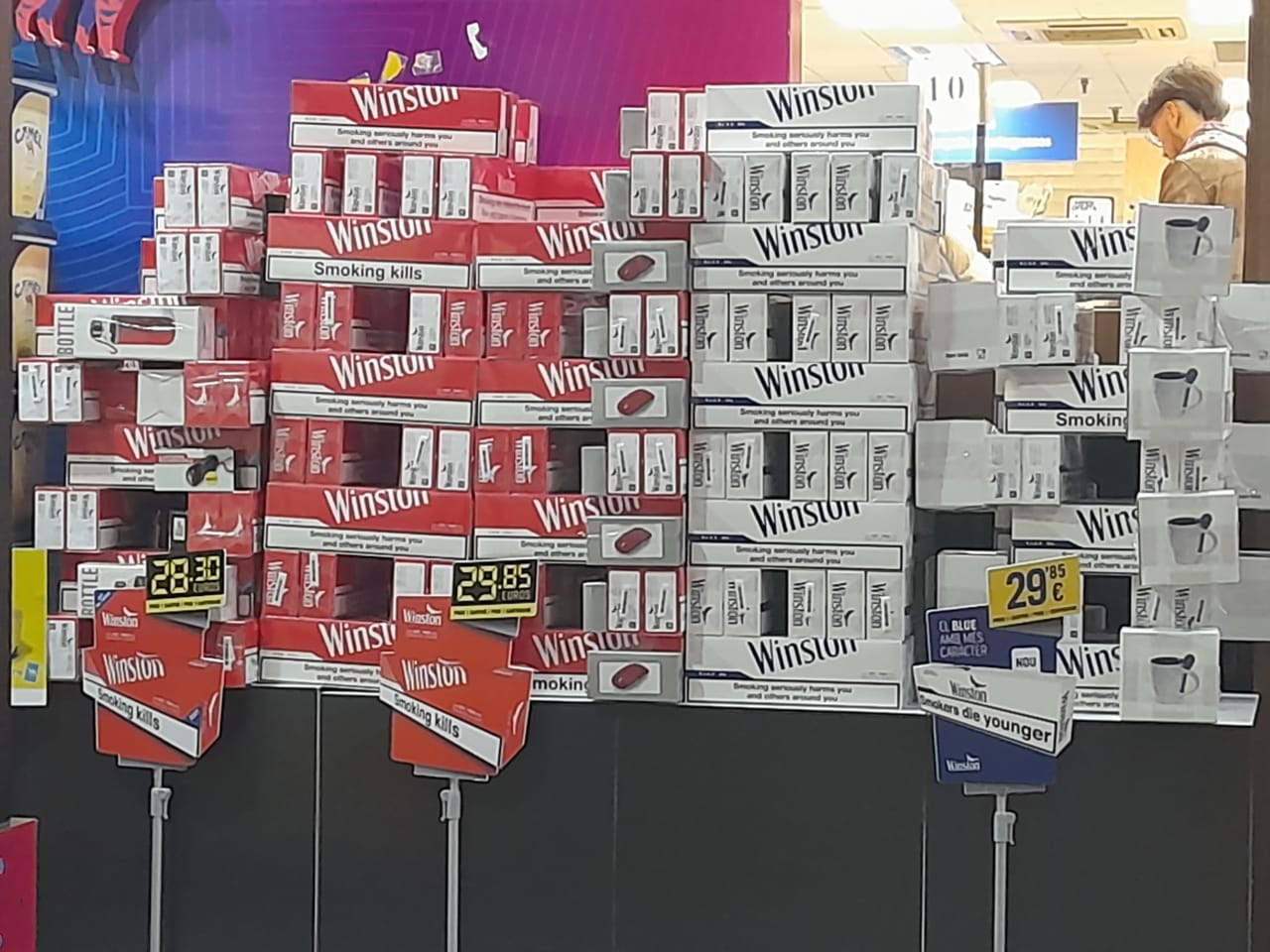 Cartrons de tabac en el exterior d'un establiment.