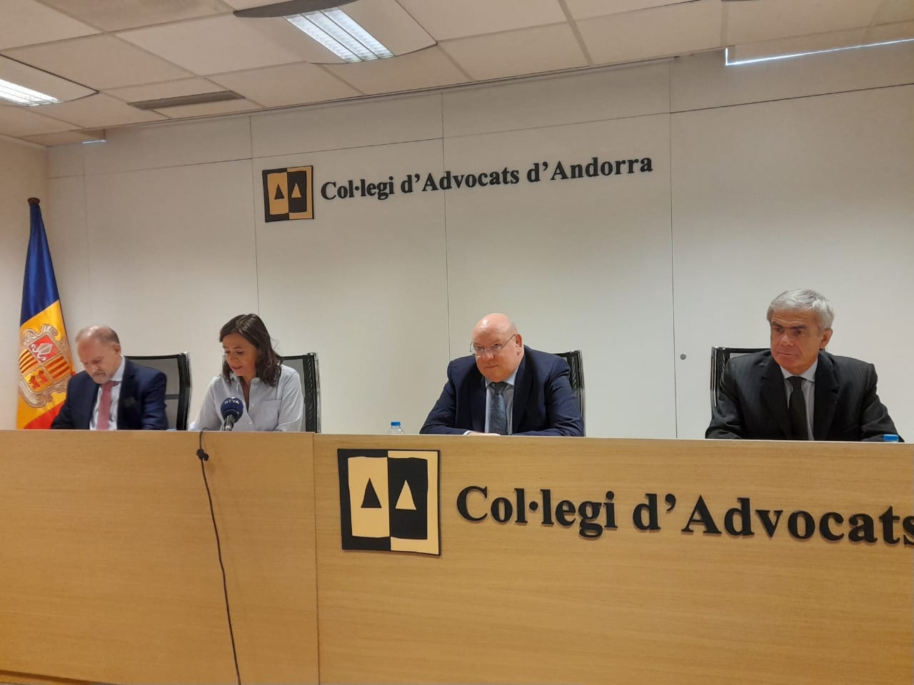 Membres del CCBE amb la degana i el vicedegà del col·legi d'advocats del país, Sònia Baixench i Xavier Sopena.