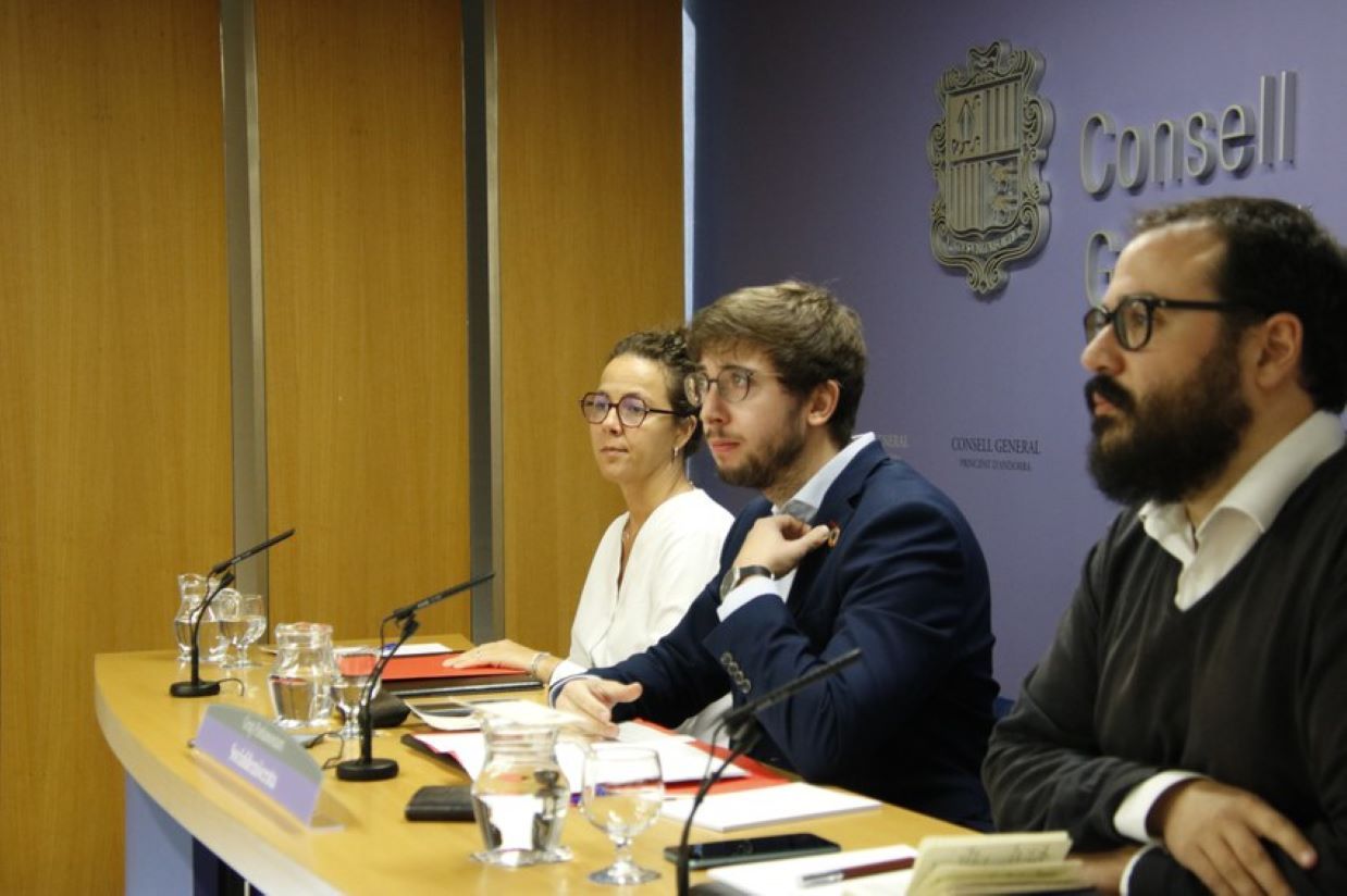 Salazar, Padreny i Sánchez, durant la presentació de les esmenes socialdemòcrates al projecte de llei.