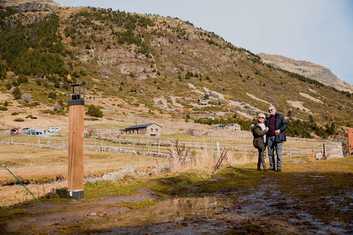 Una parella es fa una autofoto en un dels 35 pedestals instal·lats al país.