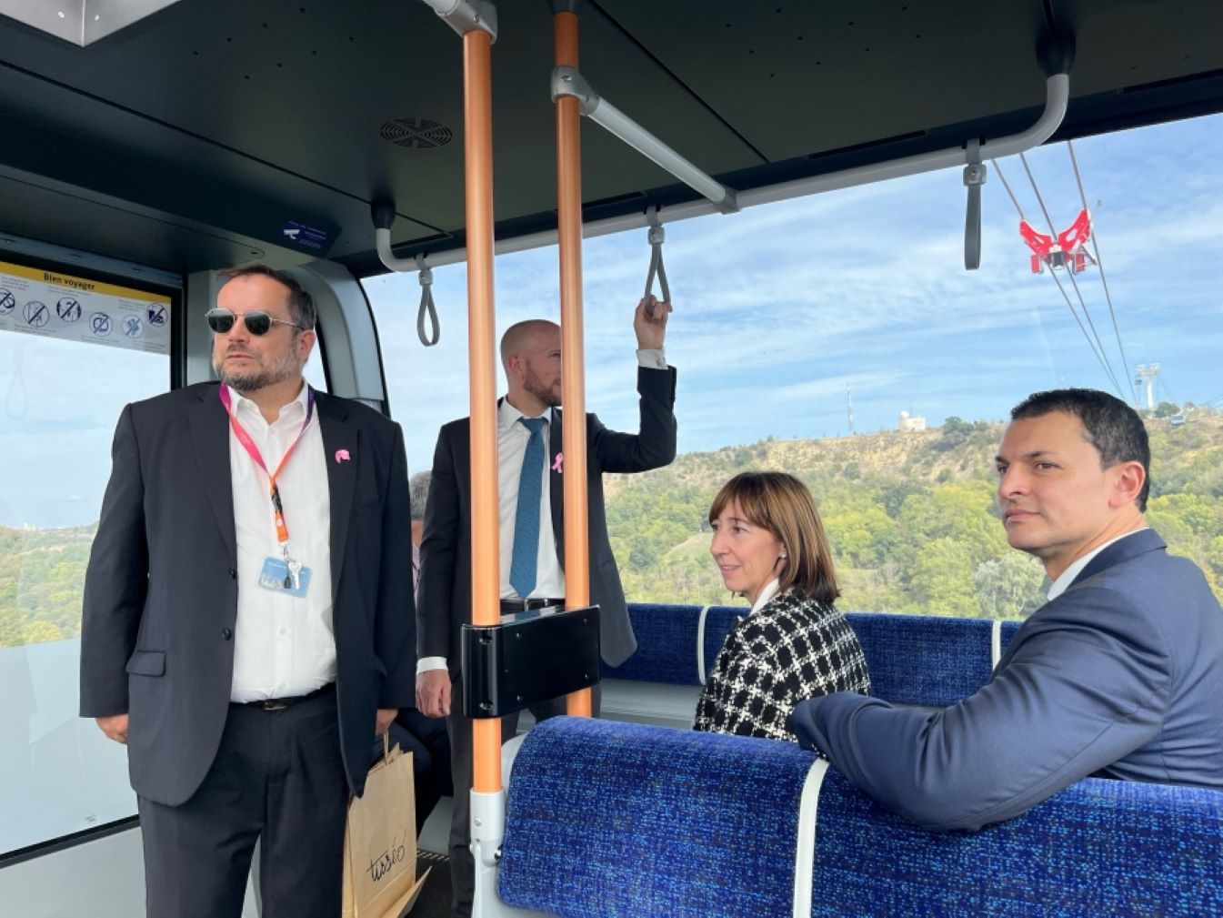 L'ambaixadora d'Andorra a França, Eva Descarrega i el ministre Jordi Gallardo durant el seu recorregut amb el telefèric.