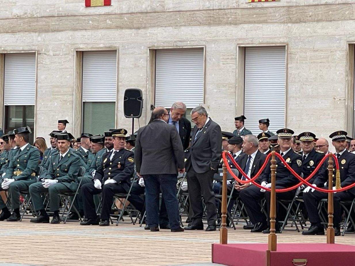 Ros (dreta) conversa amb dos assistents a l'acte.