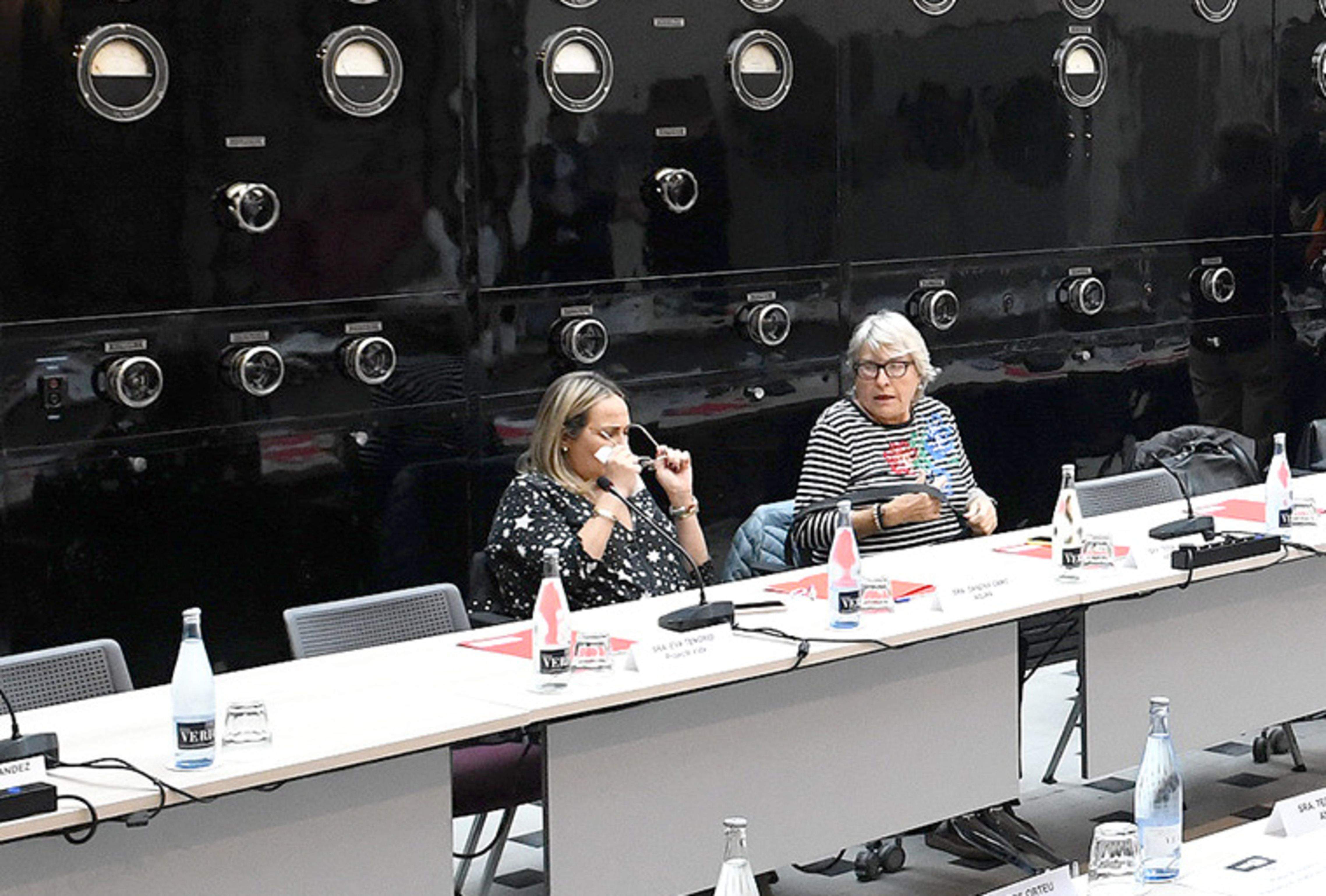 Sandra Cano i Rosa Lluís just abans d'iniciar-se la reunió amb el ministeri.