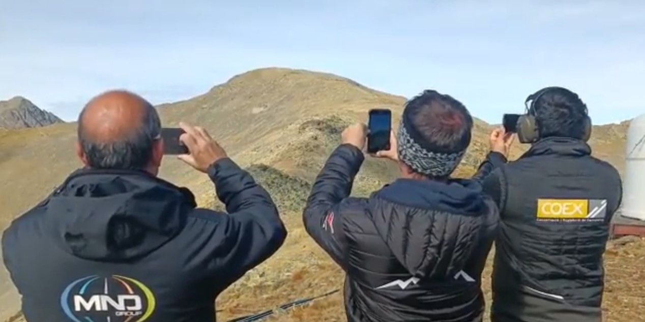 Operaris del Coex observer un dels Gazex en funcionament.