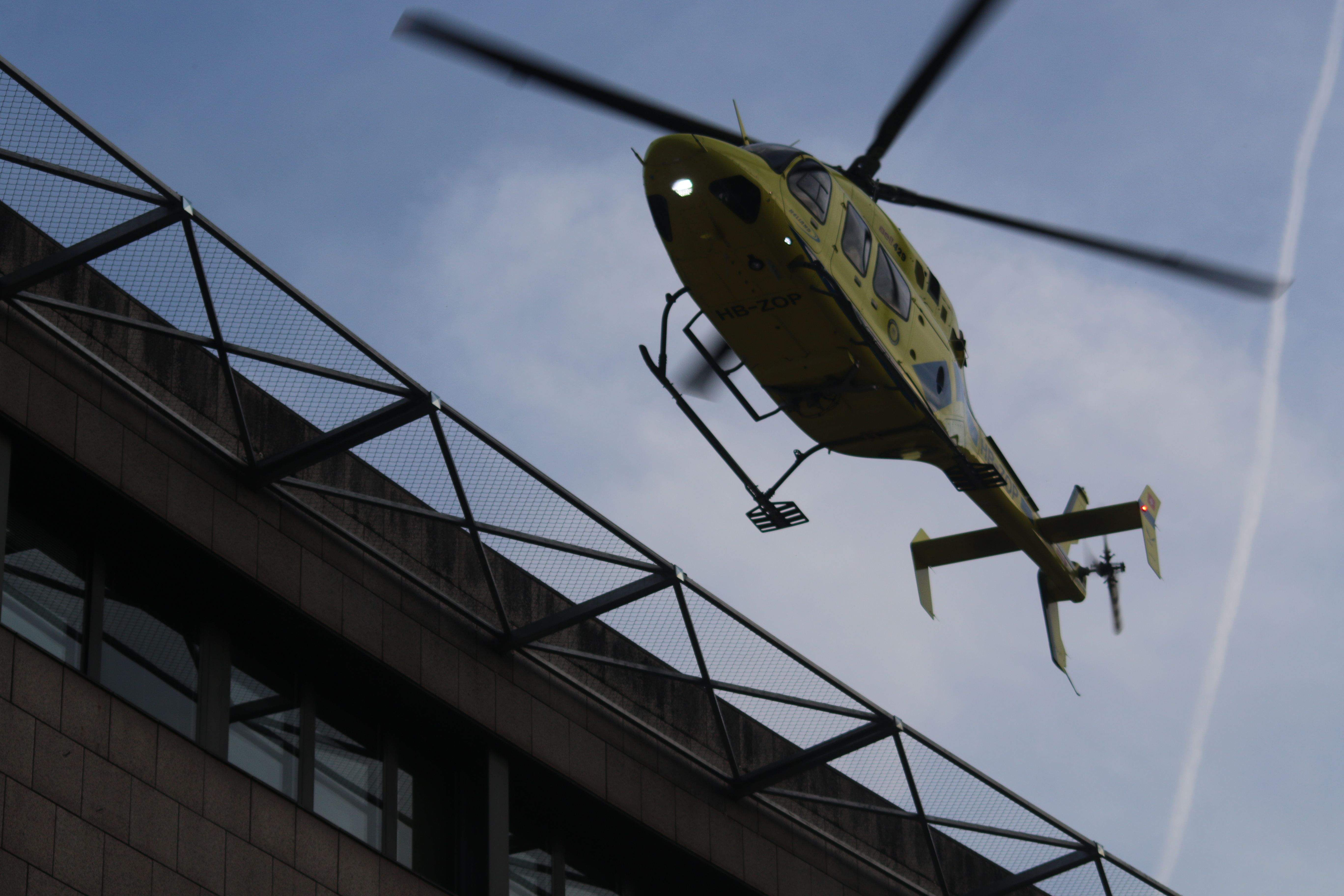 L'helicòpter arribant a l'hospital.