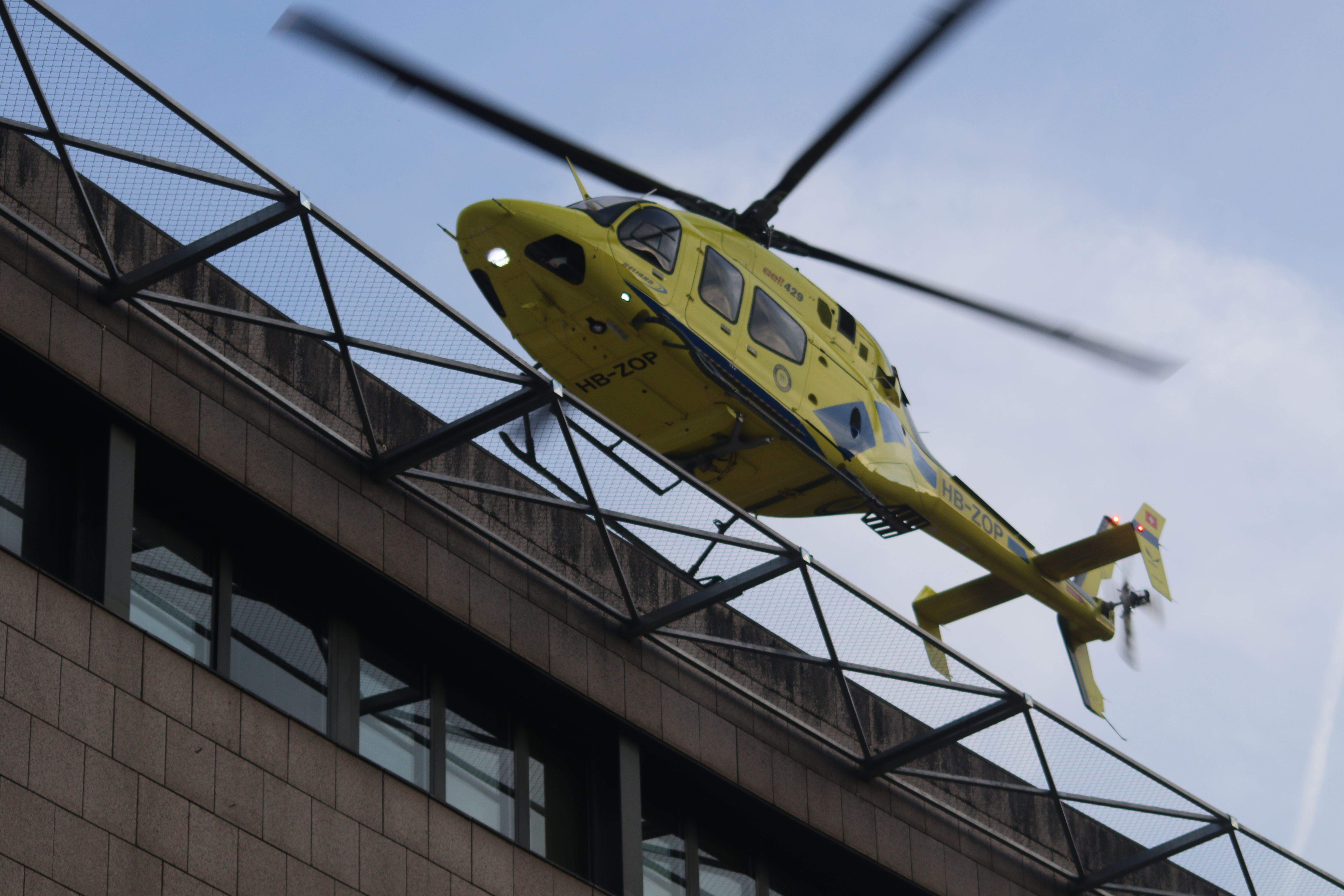 Un helicòpter aterrant a l'hospital.