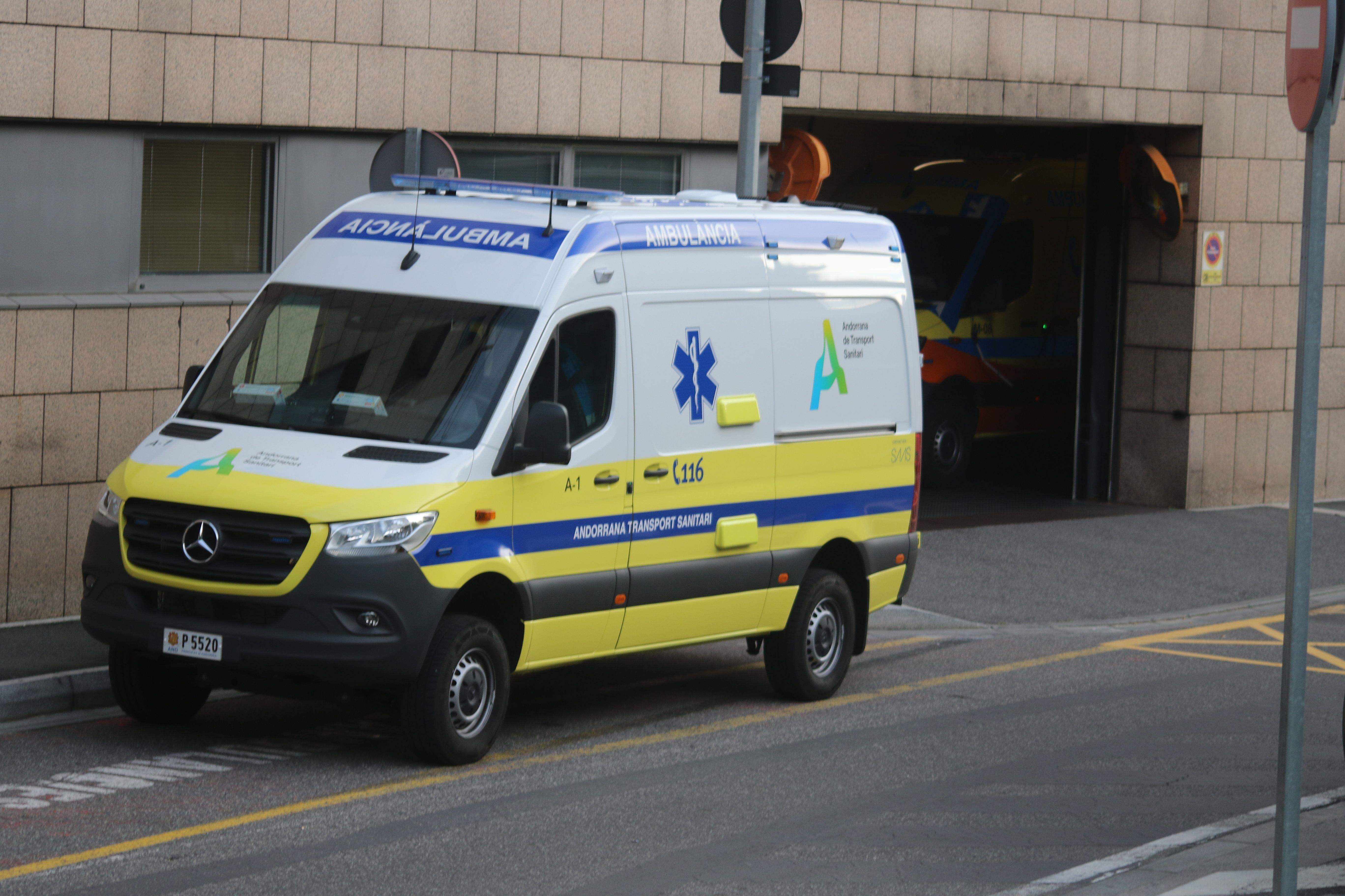 Una ambulància d'Andorrana de Transport Sanitari en les immediacions de les cotxeres de l'hospital.