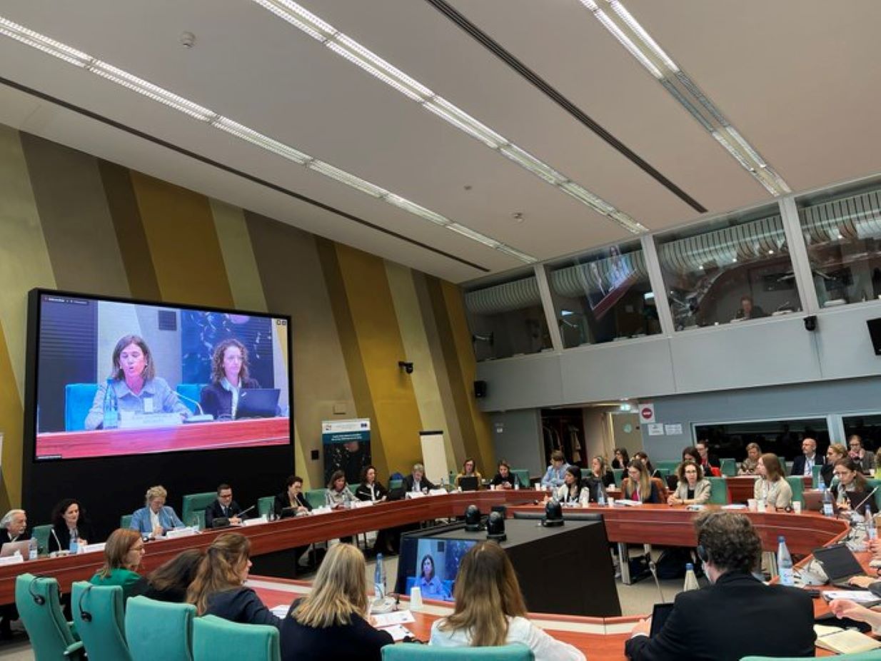 Ester Vilarrubla, durant la seva intervenció, amb Marie Pagès.