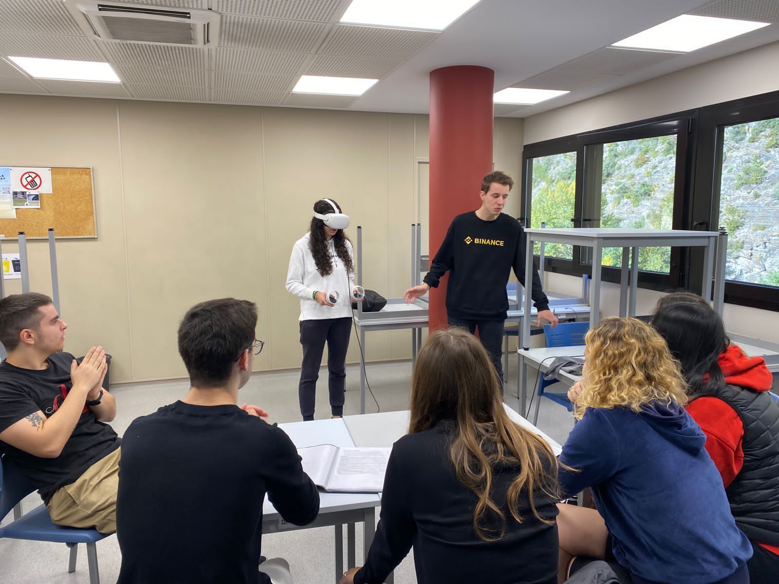 Alumnes durant la gimcana.