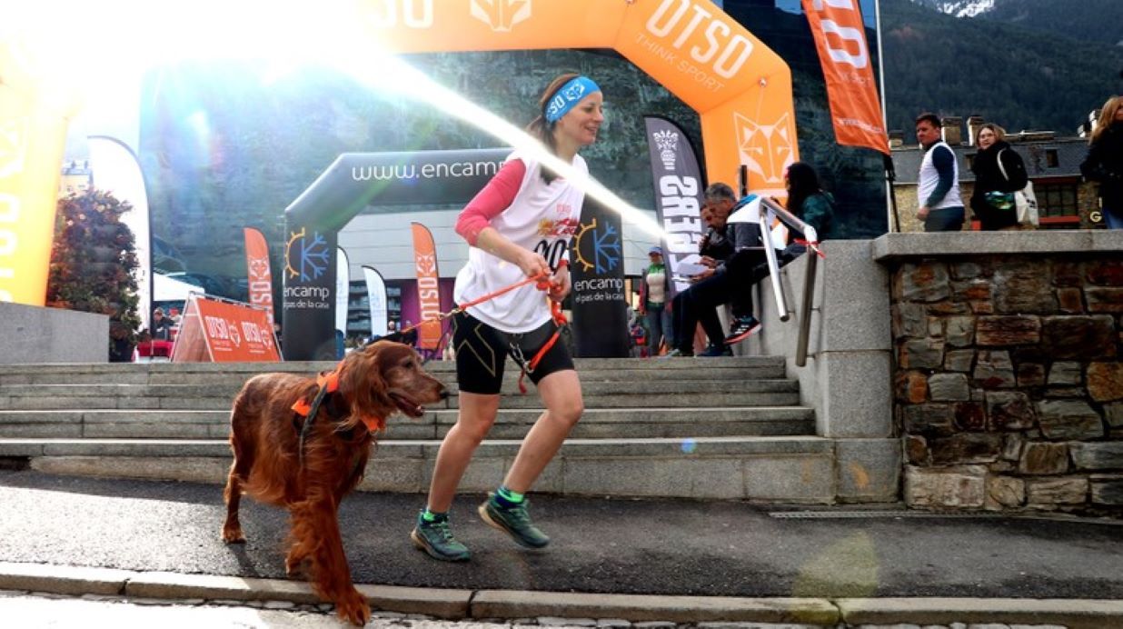Una participant amb el seu gos a la darrera edició de la prova.