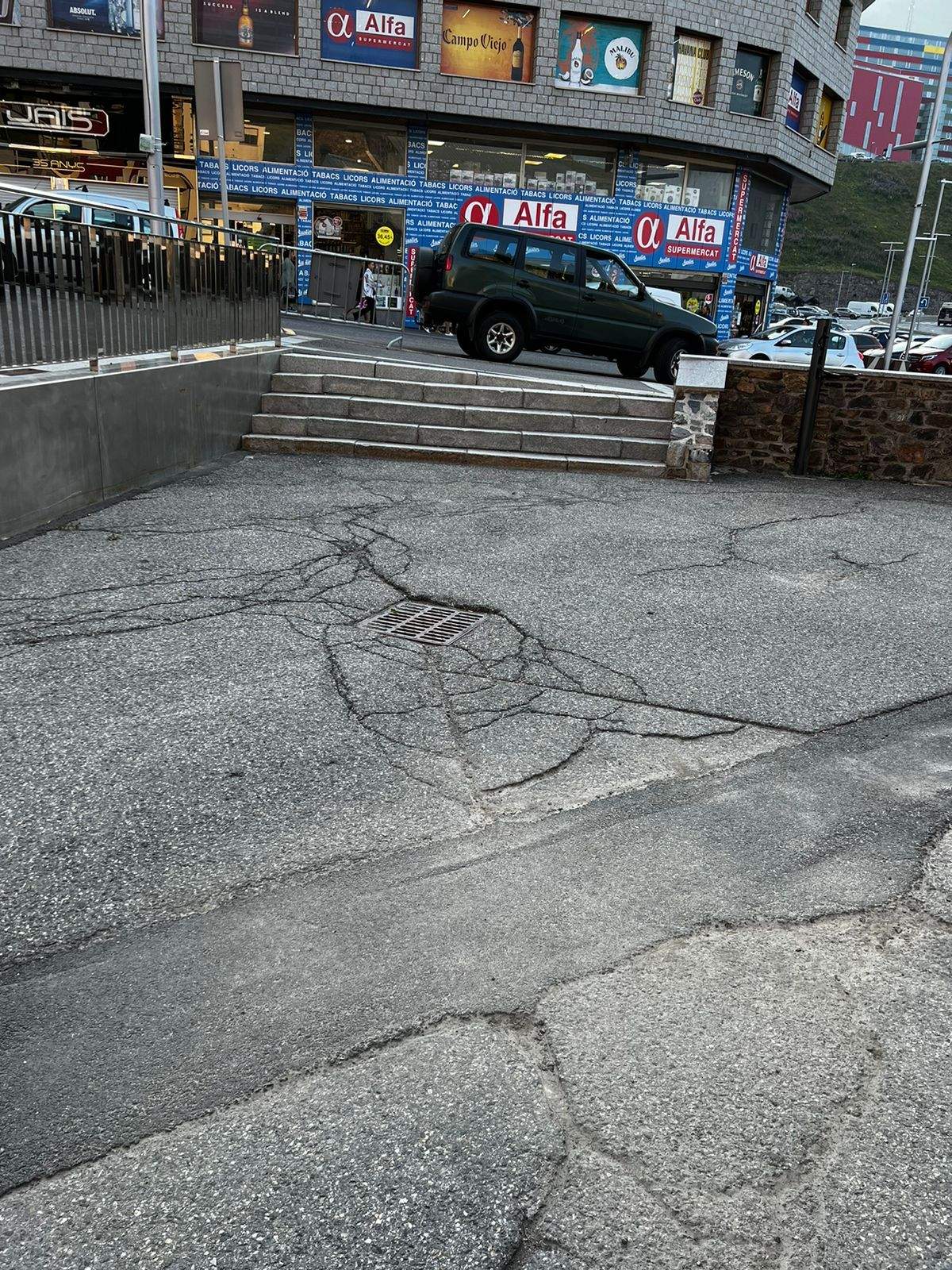 Les esquerdes són visibles a la plaça.