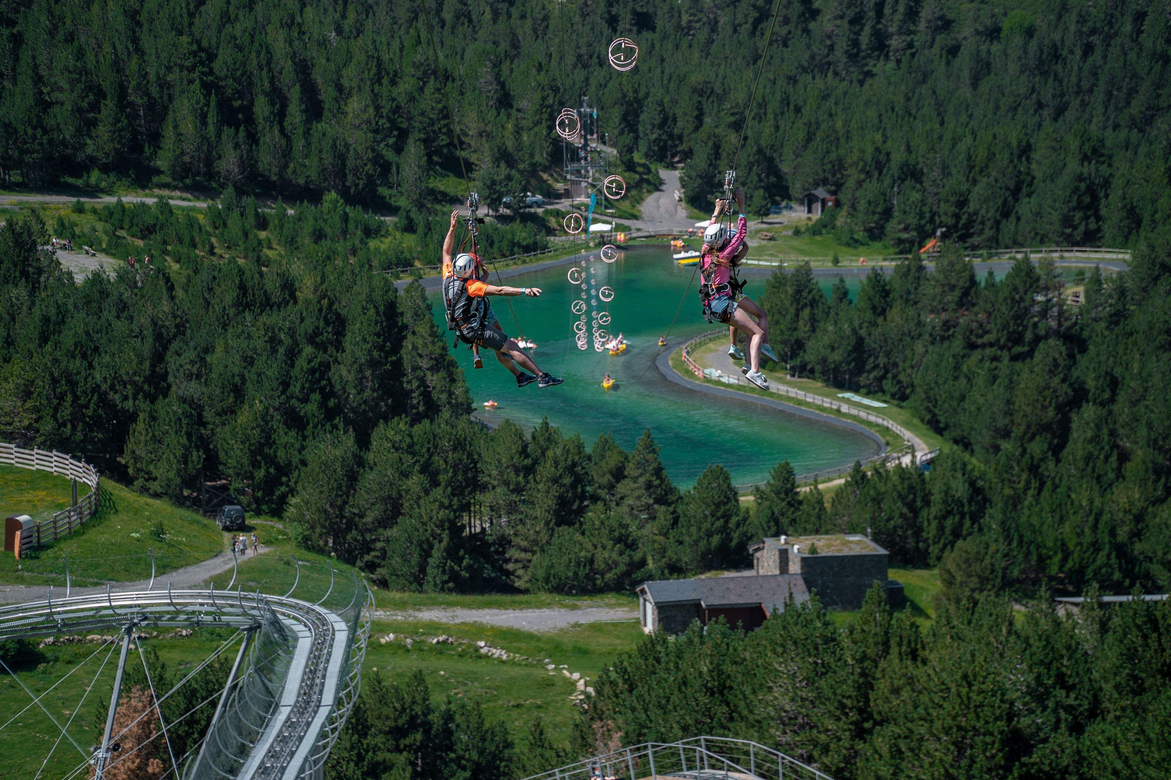 Gaudint de les atraccions del Mon(t) Màgic.