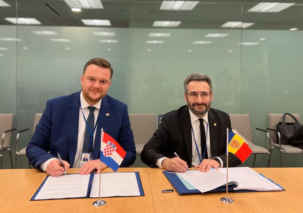 Signatura entre el ministre de Finances i portaveu governamental, Eric Jover, i el seu homòleg croat, Marko Primorac.