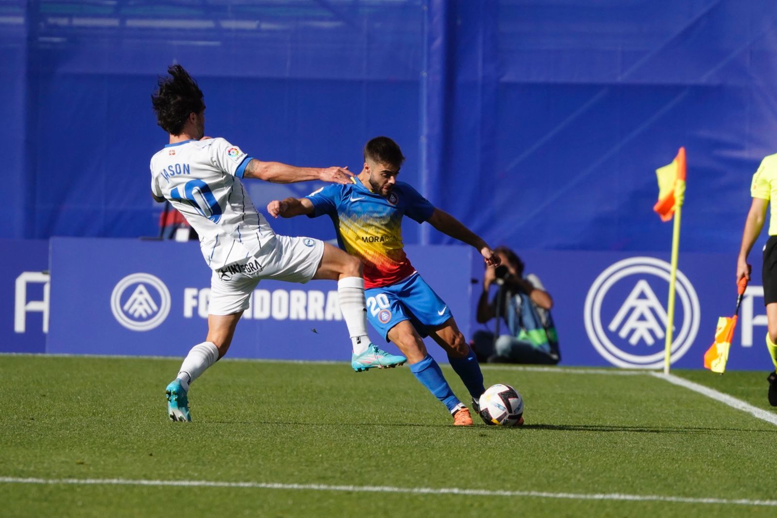 Martí Vilà intenta una passada en llarg davant la pressió del visitant Jason