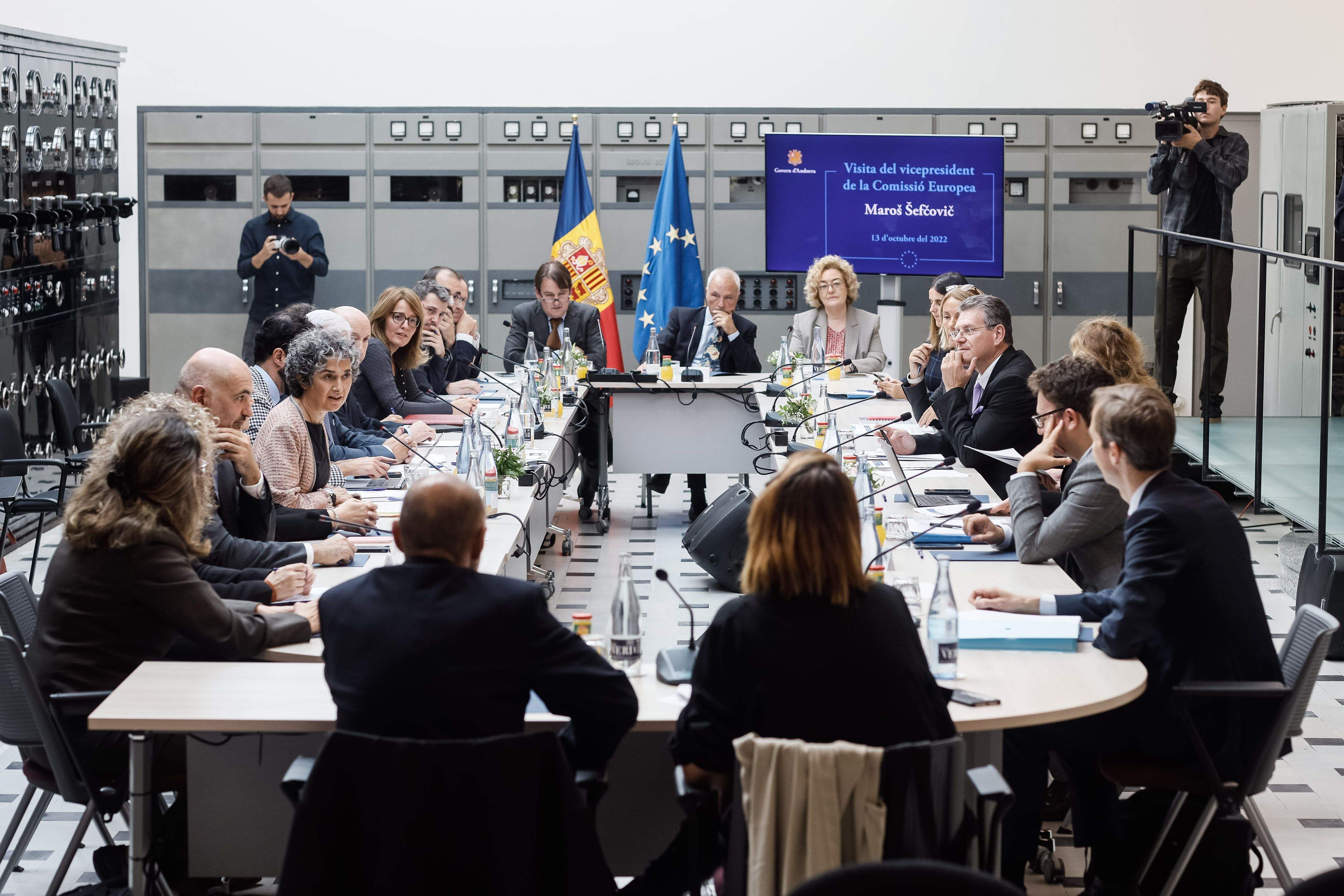 Ester Puigcercós i Maroš Šefčovič gairebé davant per davant en la reunió de dijous. La portaveu del Sindicat, Rebeca Bonache.