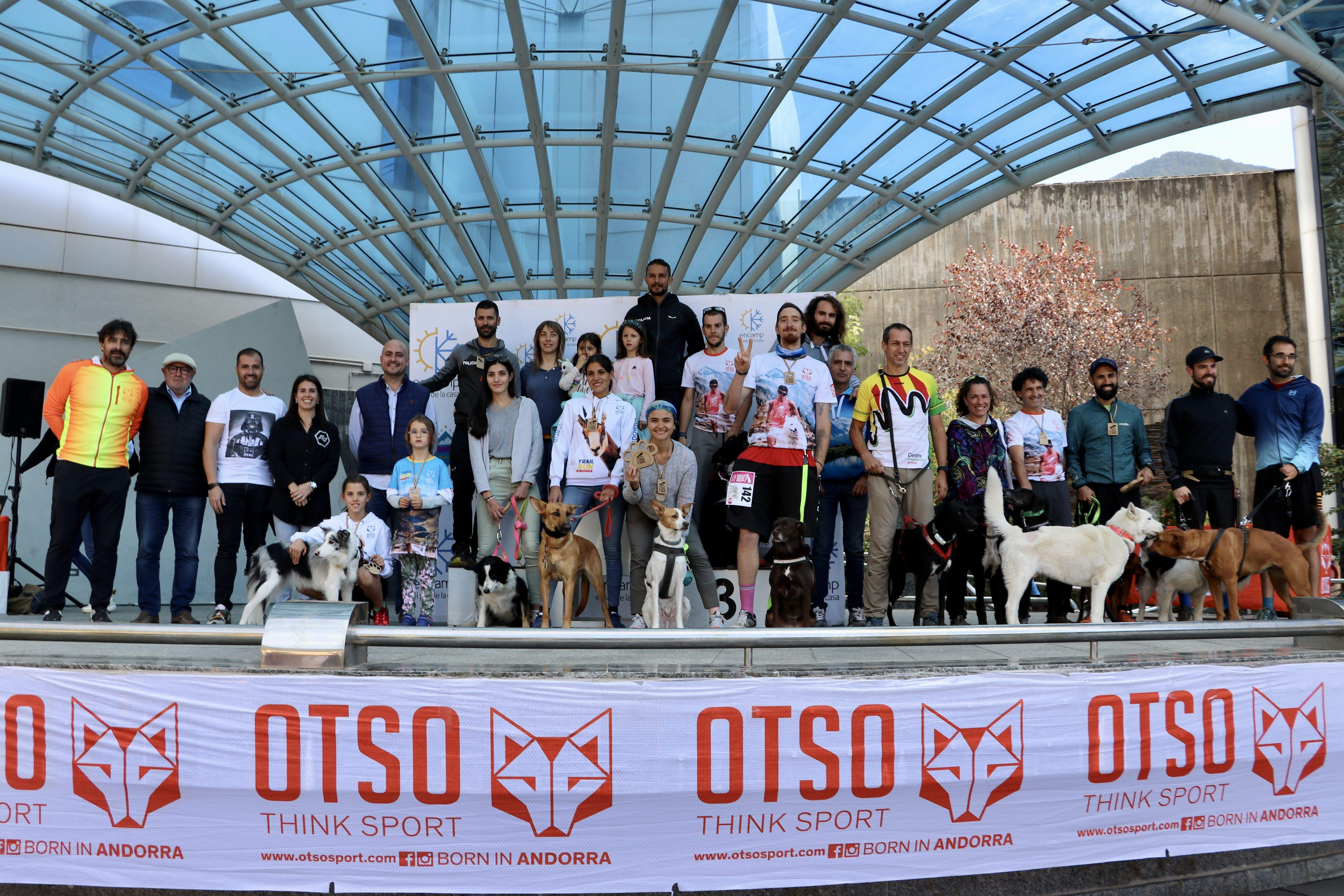 Els guardonats amb les autoritats a la plaça dels Arínsols.