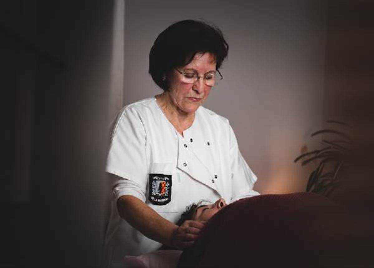 Matilde Martos, usuària del servei de reiki, que també va utilitzar una perruca durant la quimioteràpia, fent una sessió a càrrec de la voluntària Salvi Muñoz.