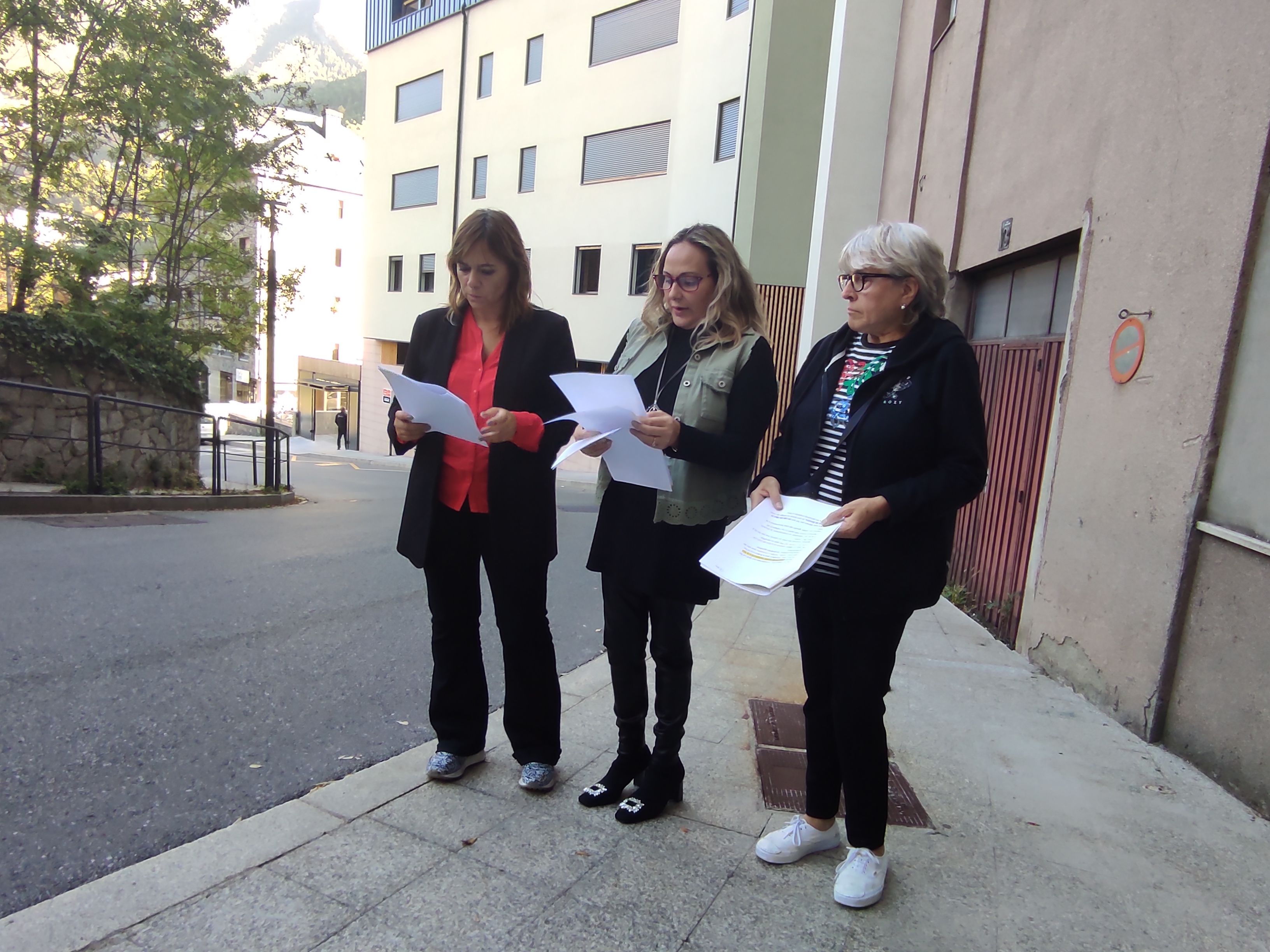 Les representants de les associacions, en la compareixença que ha enutjat Jover.