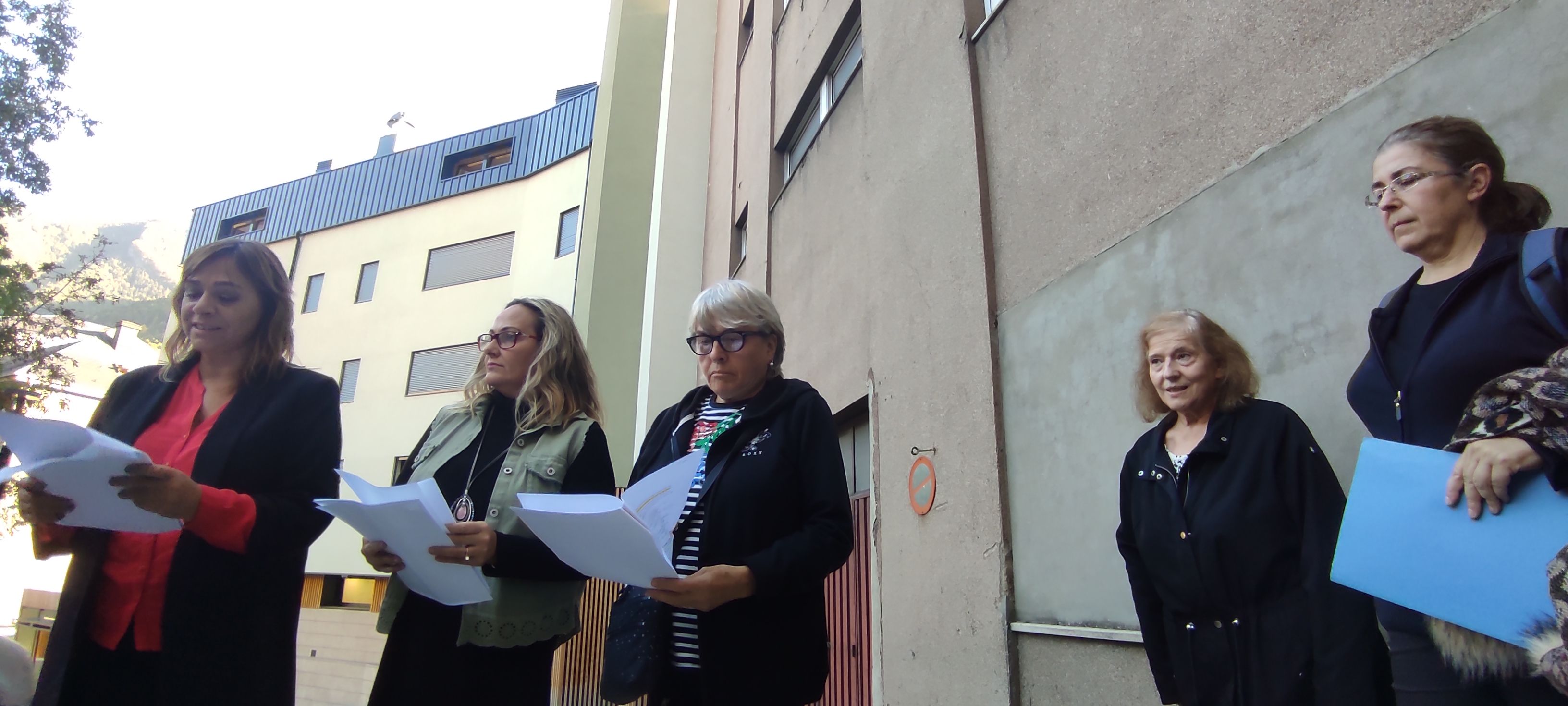 Lectura del comunicat-manifest en les immediacions del CREI i de l'antiga Clínica de Santa Coloma.