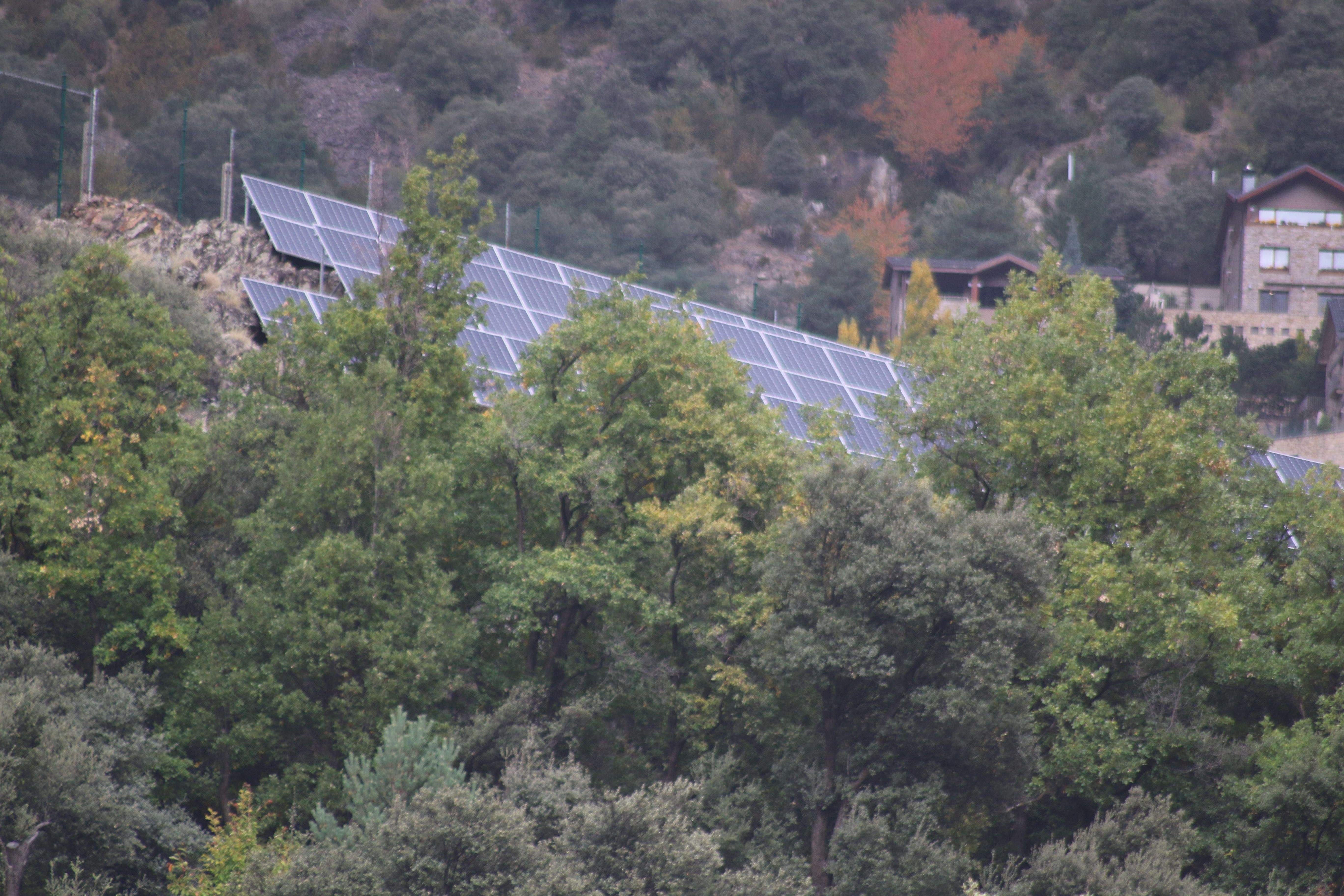 Les plaques solars respecte de la instal·lació de les quals el comú vol obrir expedient.