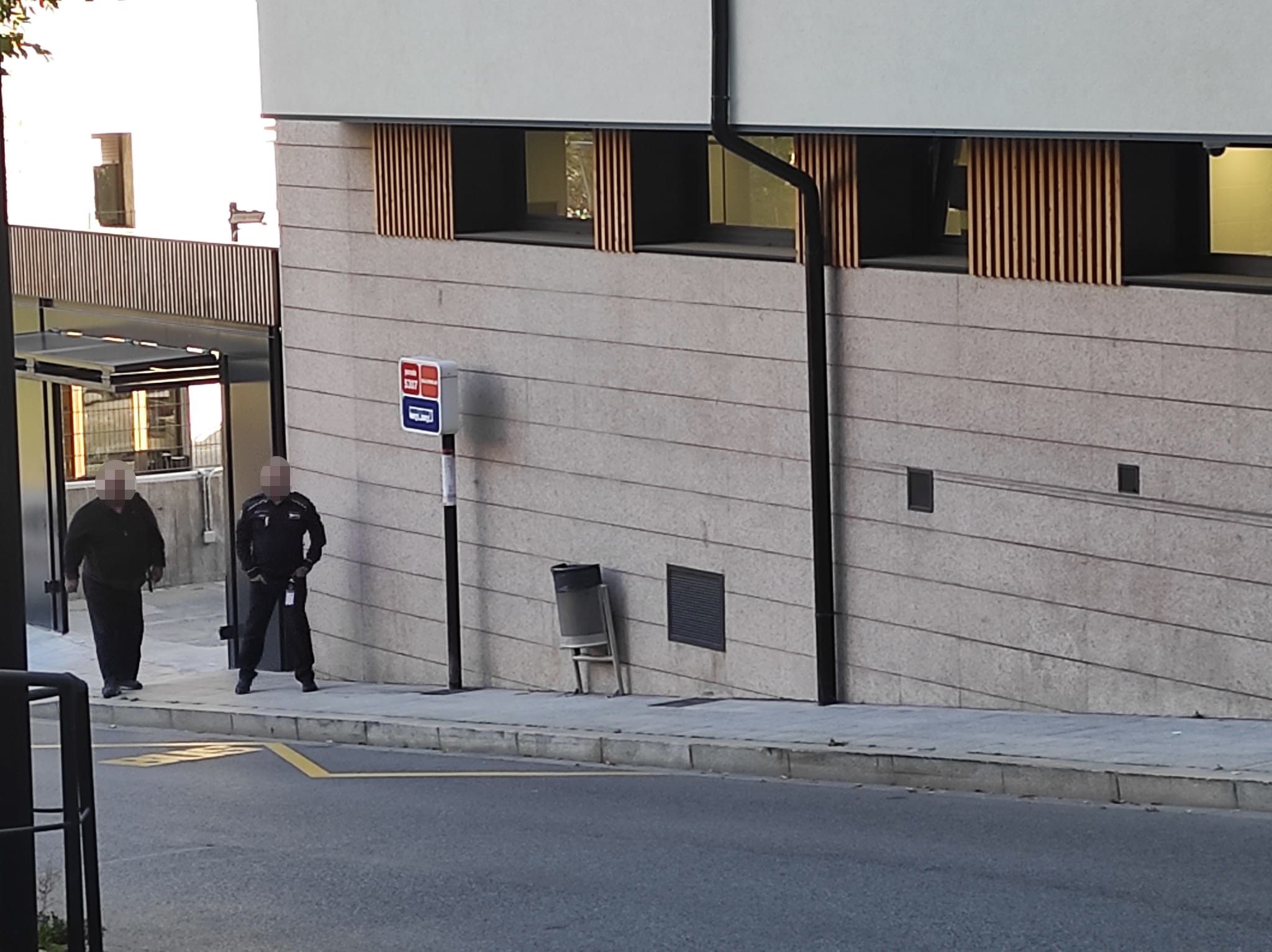 Dos vigilants en un dels accessos del CREI. Dos vigilants en un dels accessos del CREI.