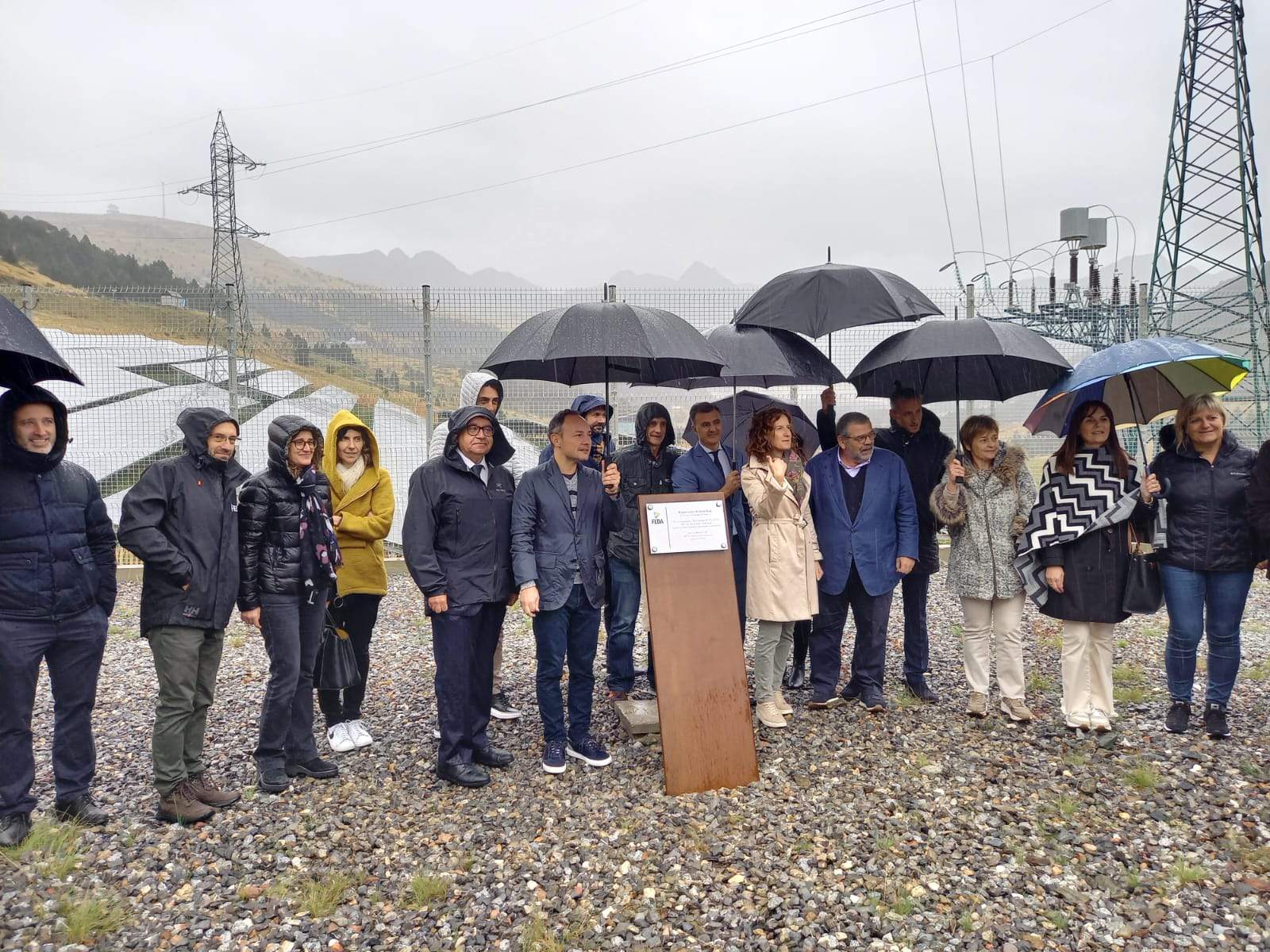 Les autoritats al costat de la placa commemorativa de la inauguració.