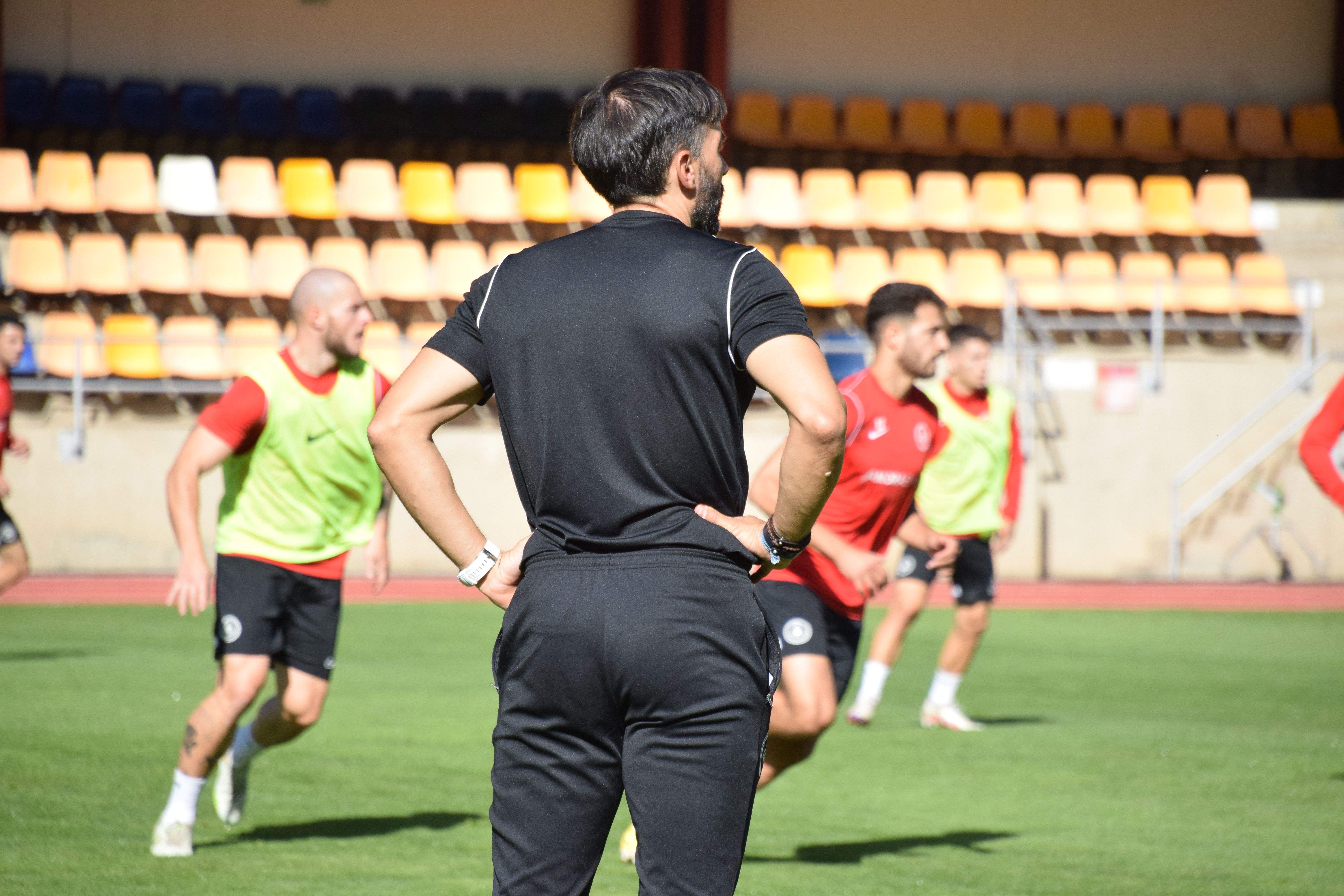 Sarabia observa els seus jugadors durant un dels entrenaments d'aquesta setmana.